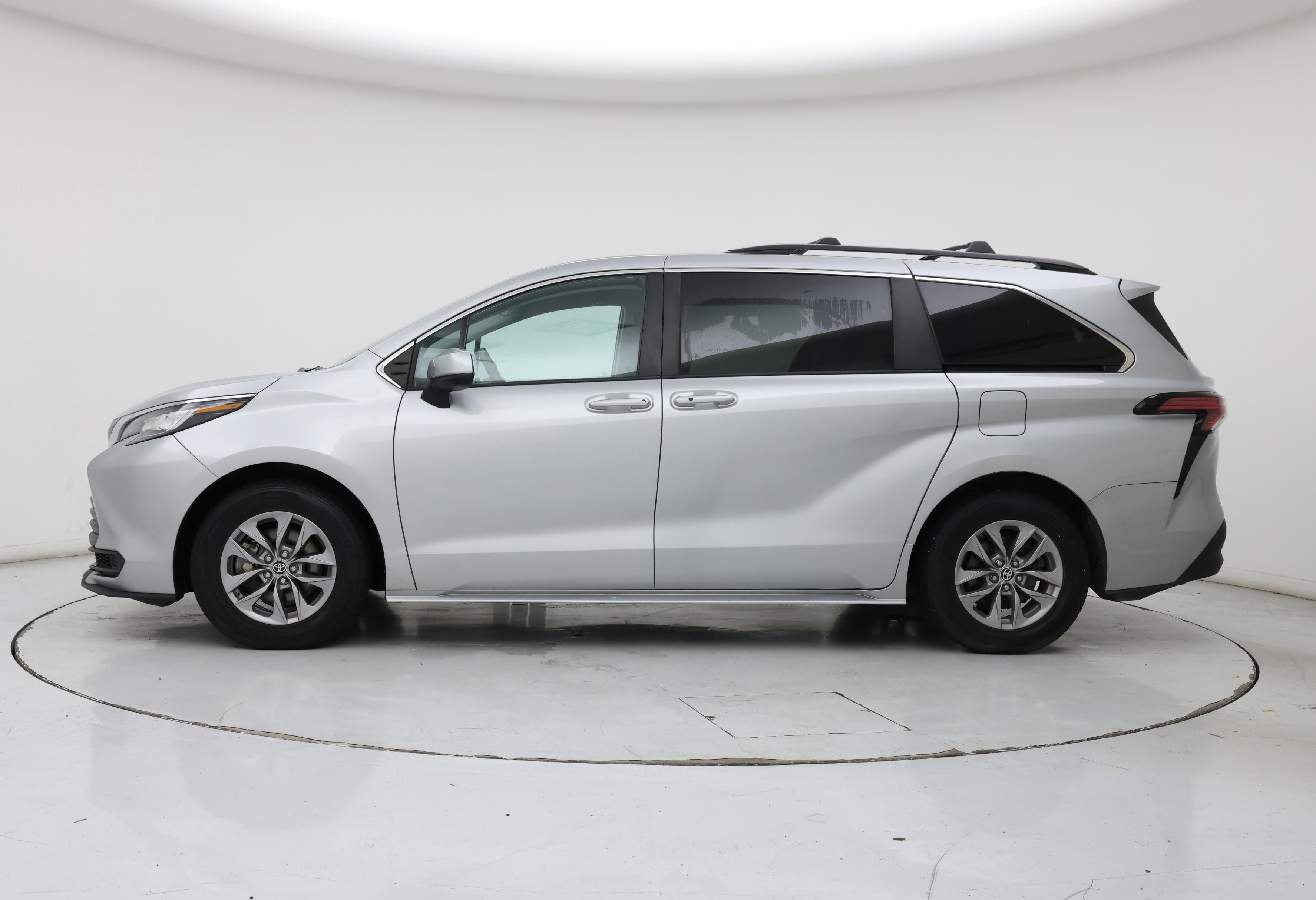 Thumbnail: 2022 Toyota Sienna - 3