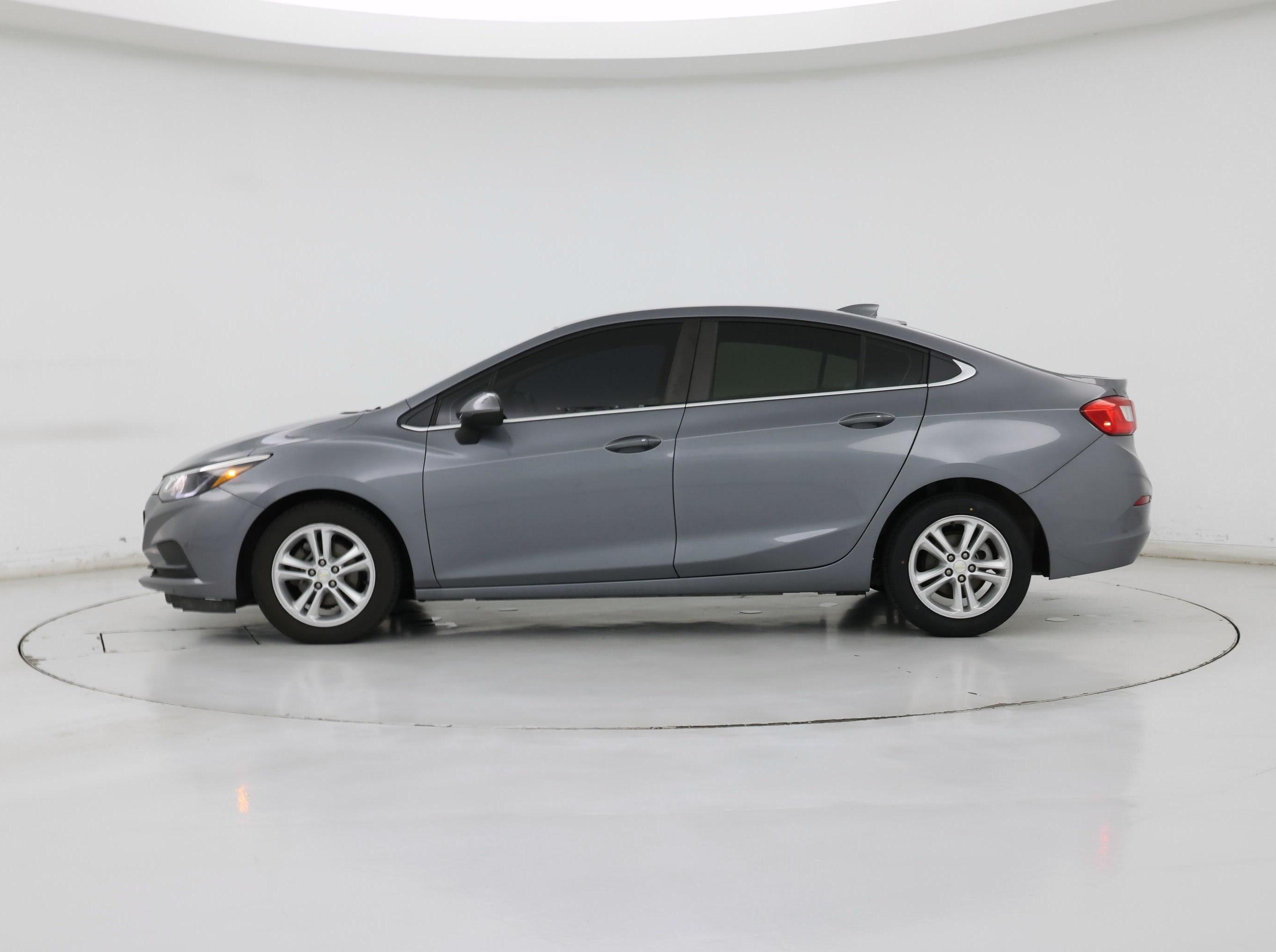 Thumbnail: 2018 Chevrolet Cruze - 3