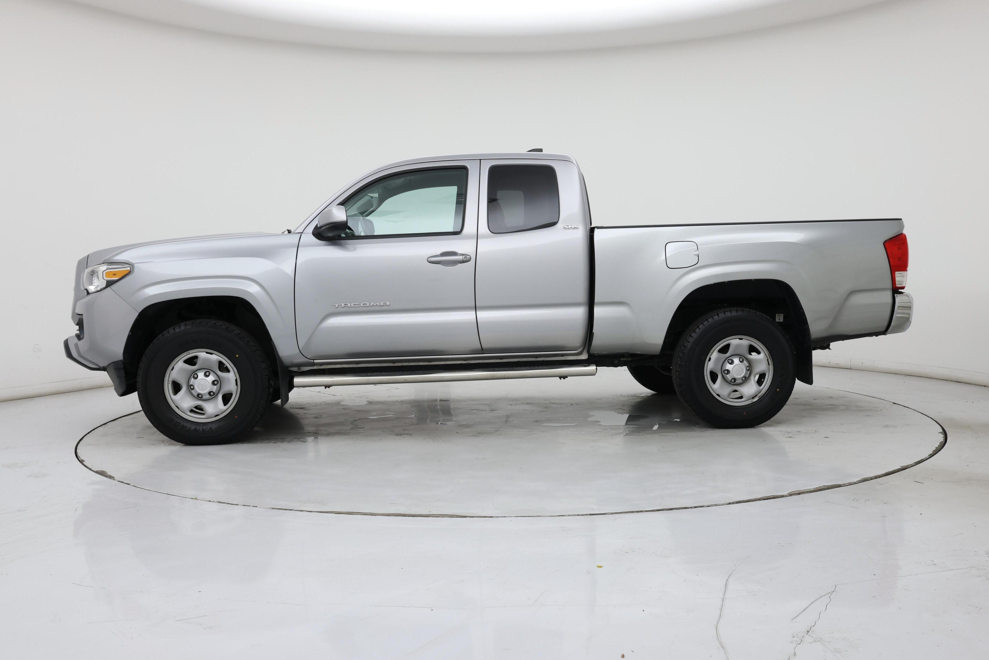 Thumbnail: 2017 Toyota Tacoma - 3