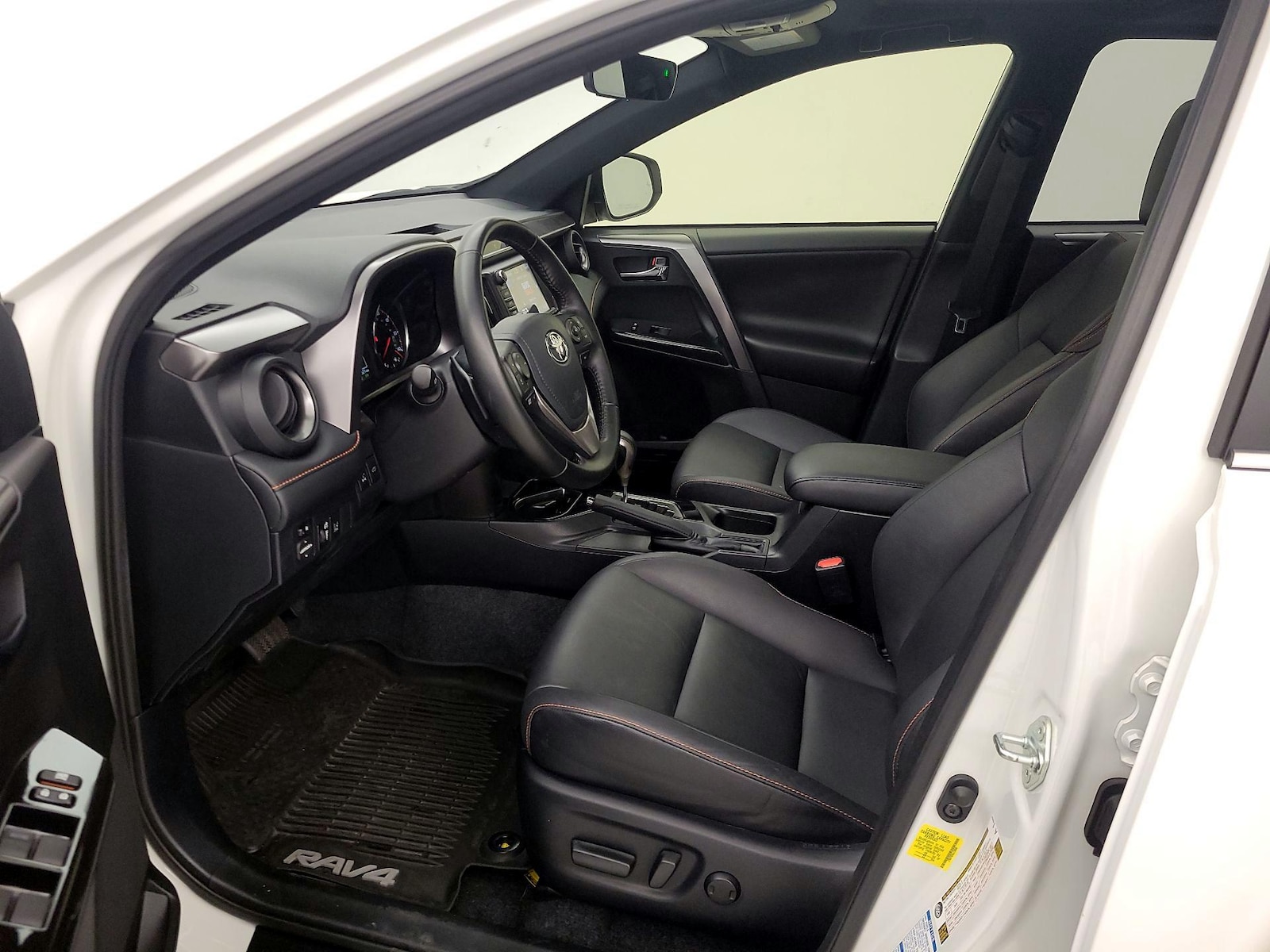 2018 Toyota RAV4 SE - Photo 12