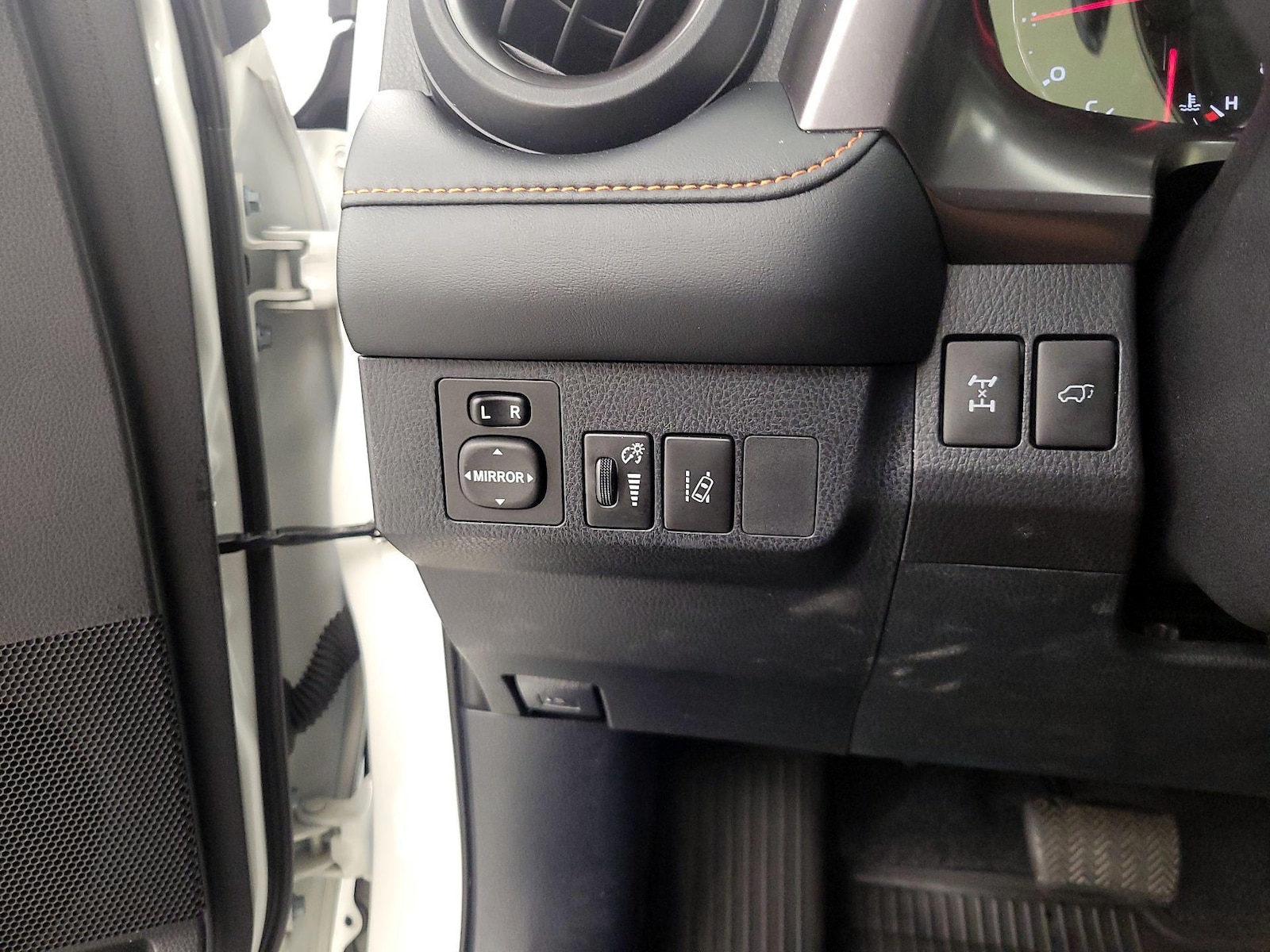 2018 Toyota RAV4 SE - Photo 14