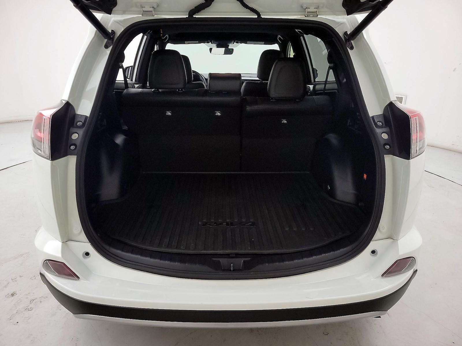2018 Toyota RAV4 SE - Photo 22