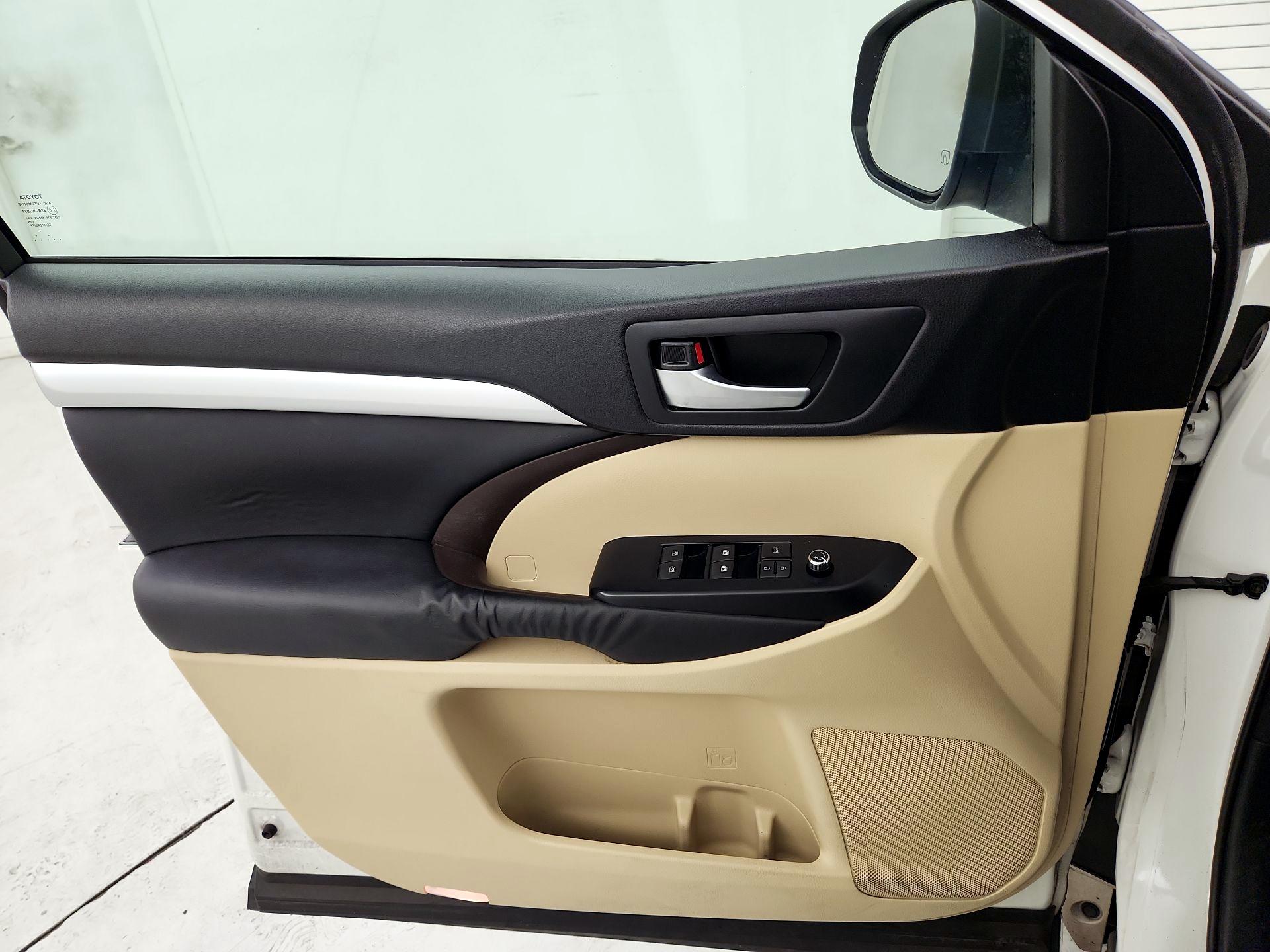 Thumbnail: 2015 Toyota Highlander - 12