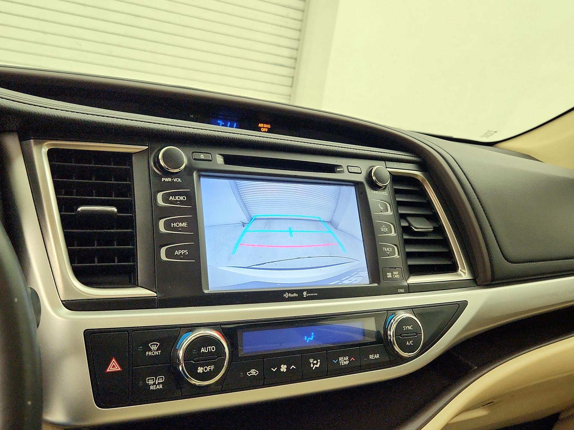 Thumbnail: 2015 Toyota Highlander - 14