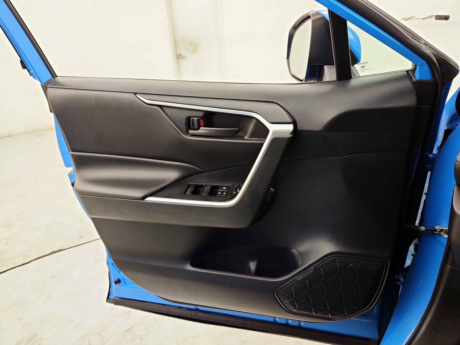 Thumbnail: 2019 Toyota RAV4 - 12