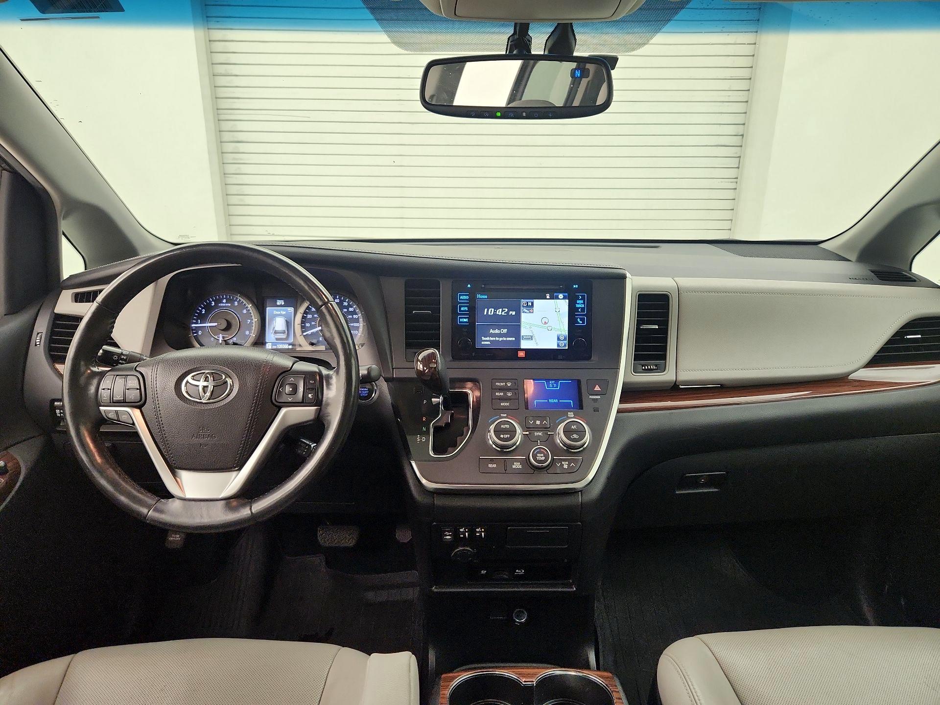 Thumbnail: 2017 Toyota Sienna - 9