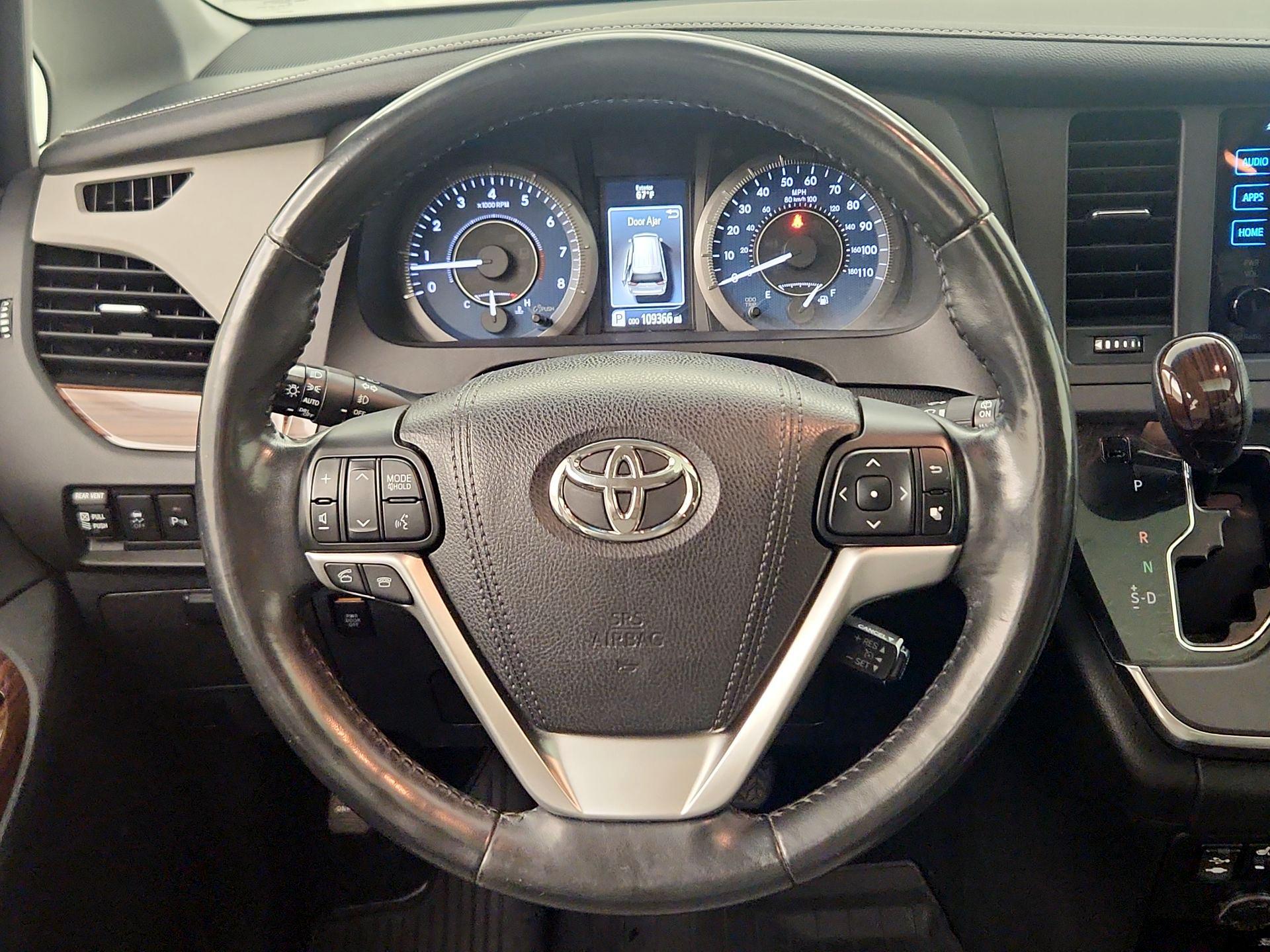 Thumbnail: 2017 Toyota Sienna - 10