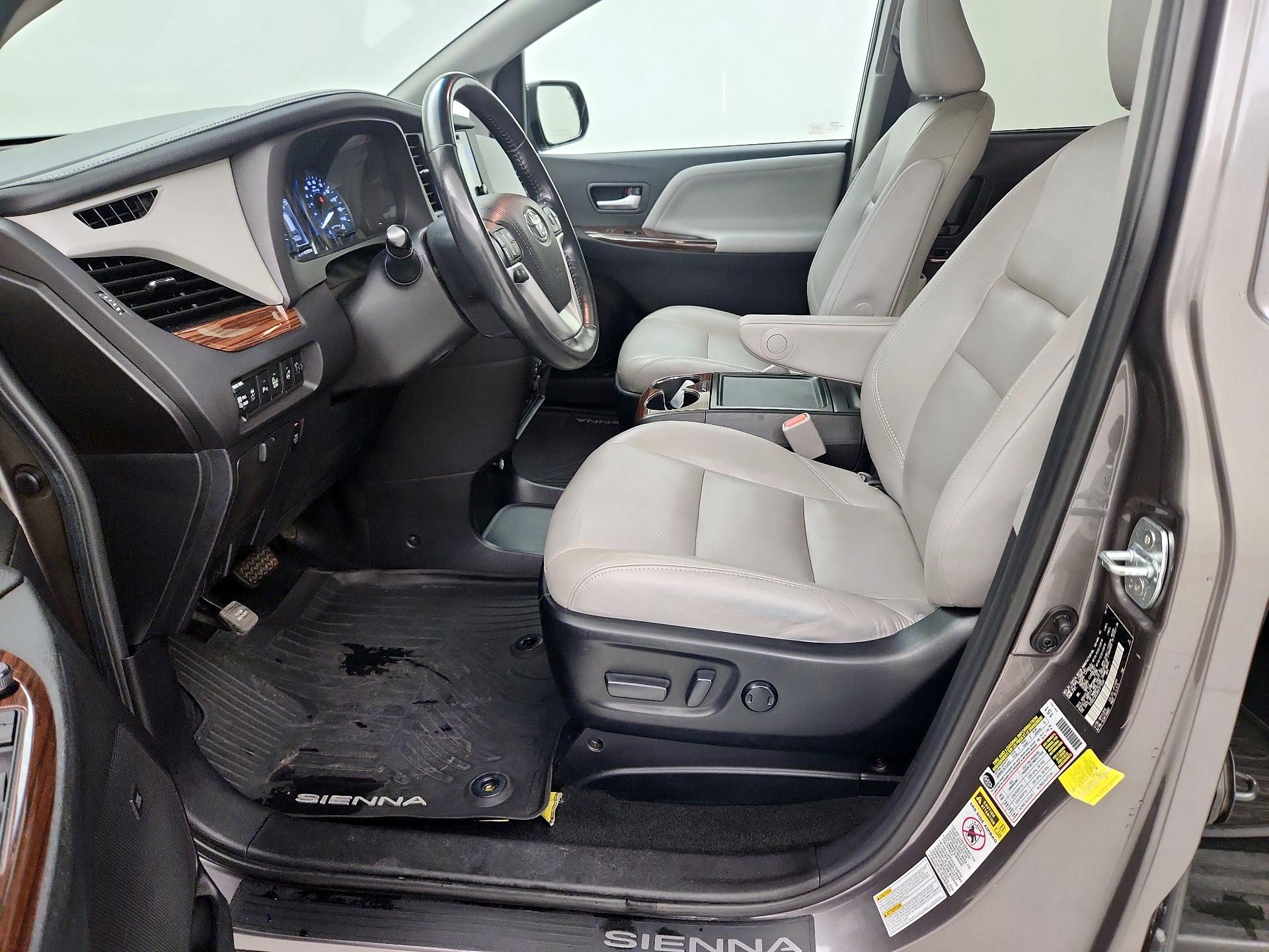 Thumbnail: 2017 Toyota Sienna - 11