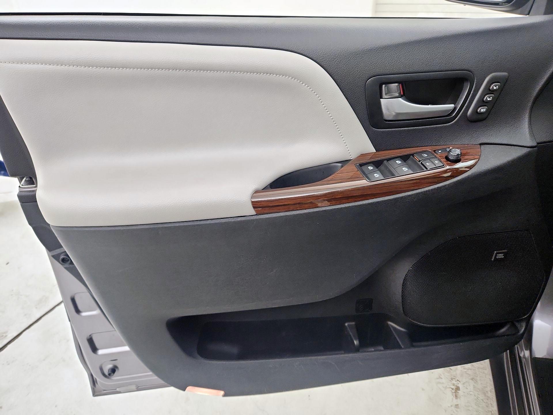 Thumbnail: 2017 Toyota Sienna - 12