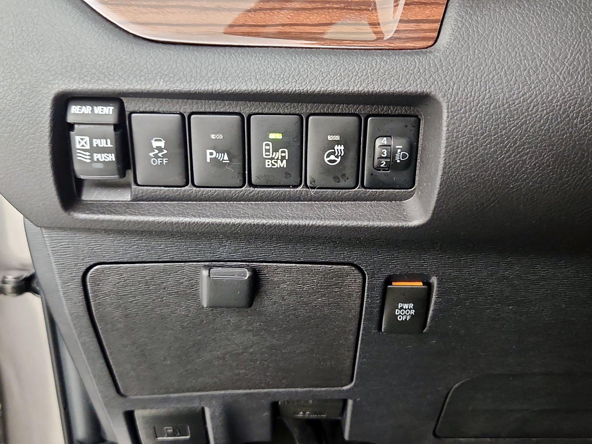 Thumbnail: 2017 Toyota Sienna - 13