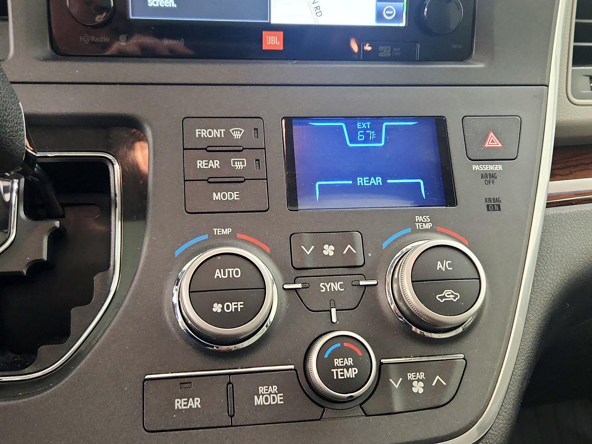 Thumbnail: 2017 Toyota Sienna - 16