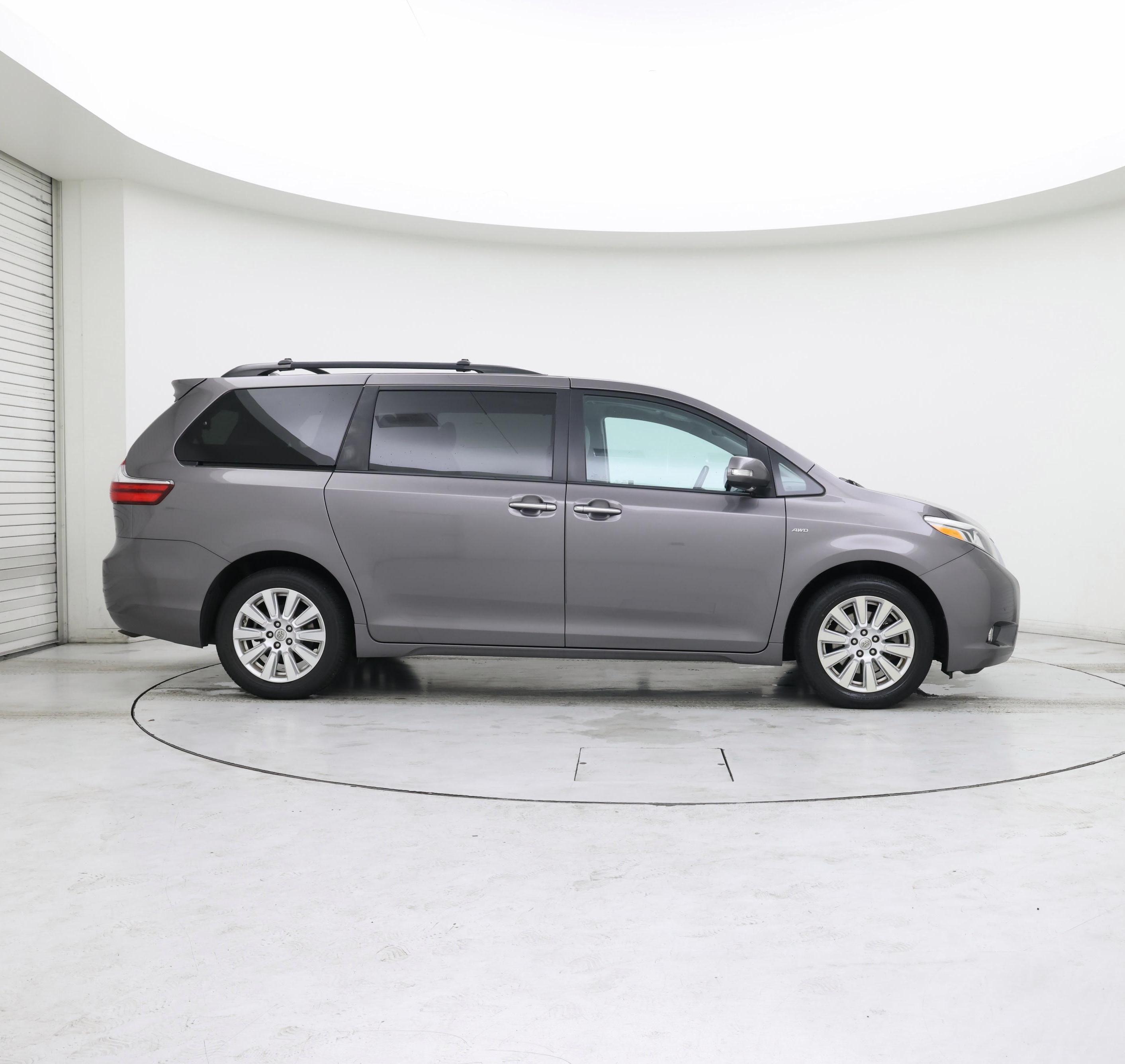 Thumbnail: 2017 Toyota Sienna - 7