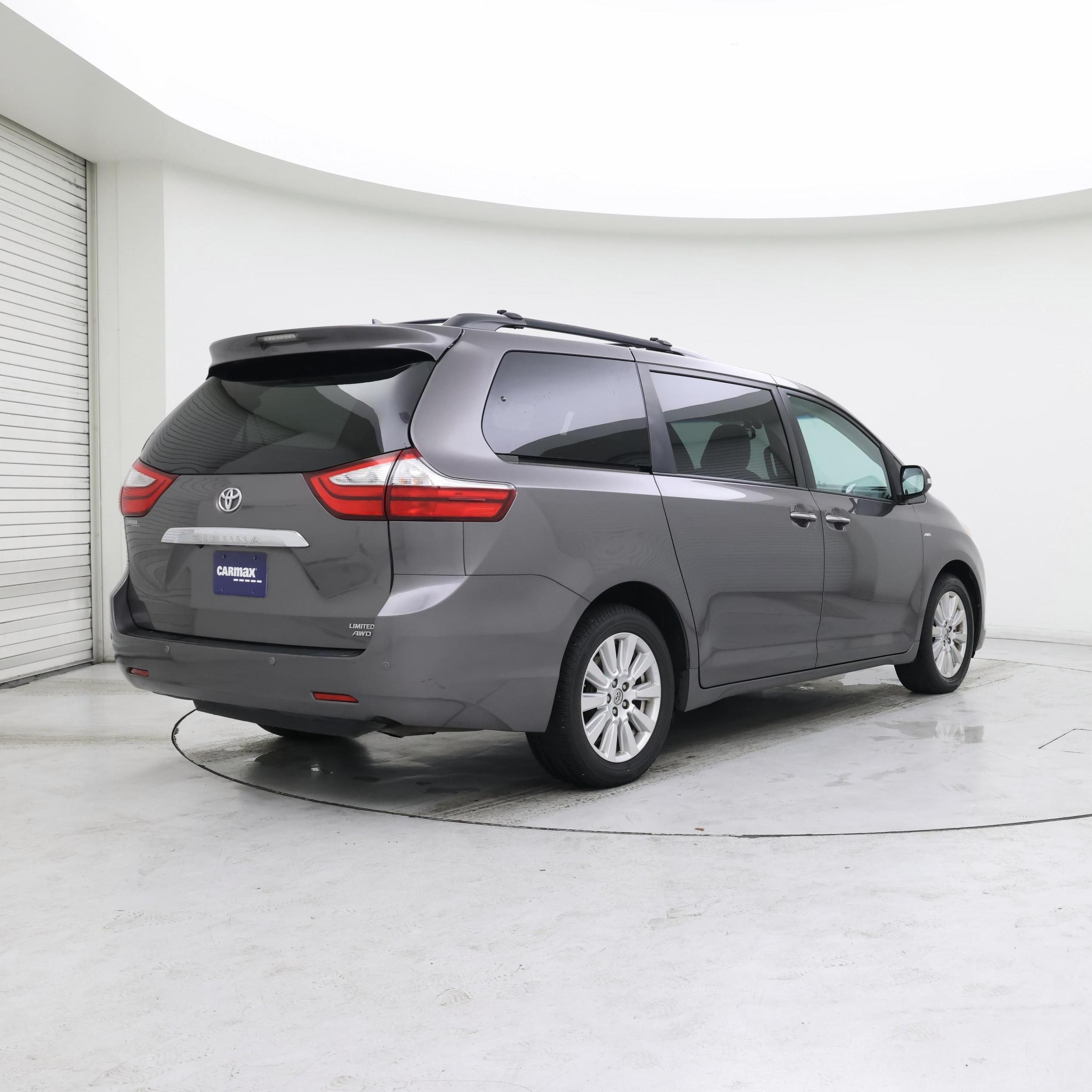 Thumbnail: 2017 Toyota Sienna - 8