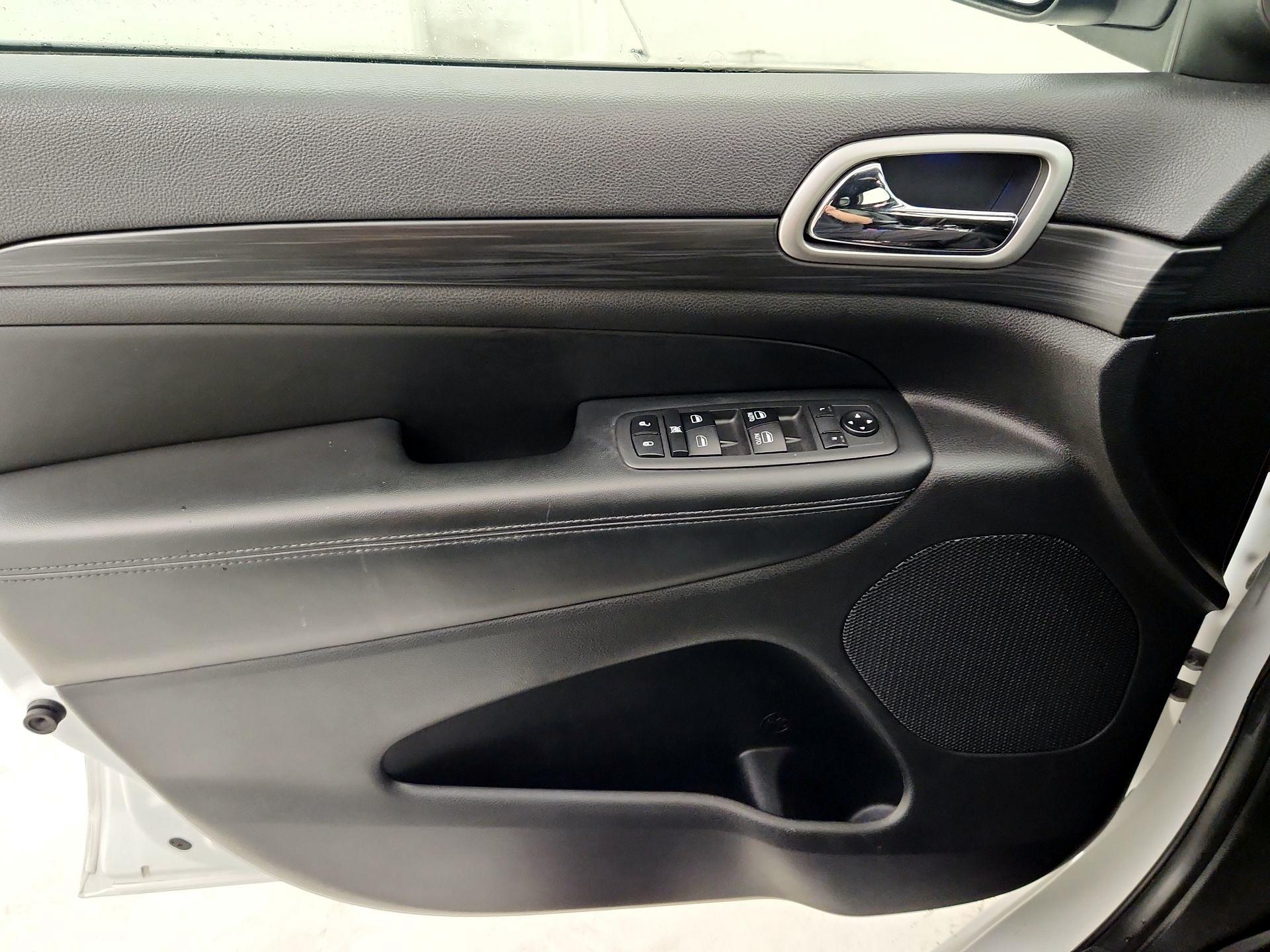 Thumbnail: 2019 Jeep Grand Cherokee - 12