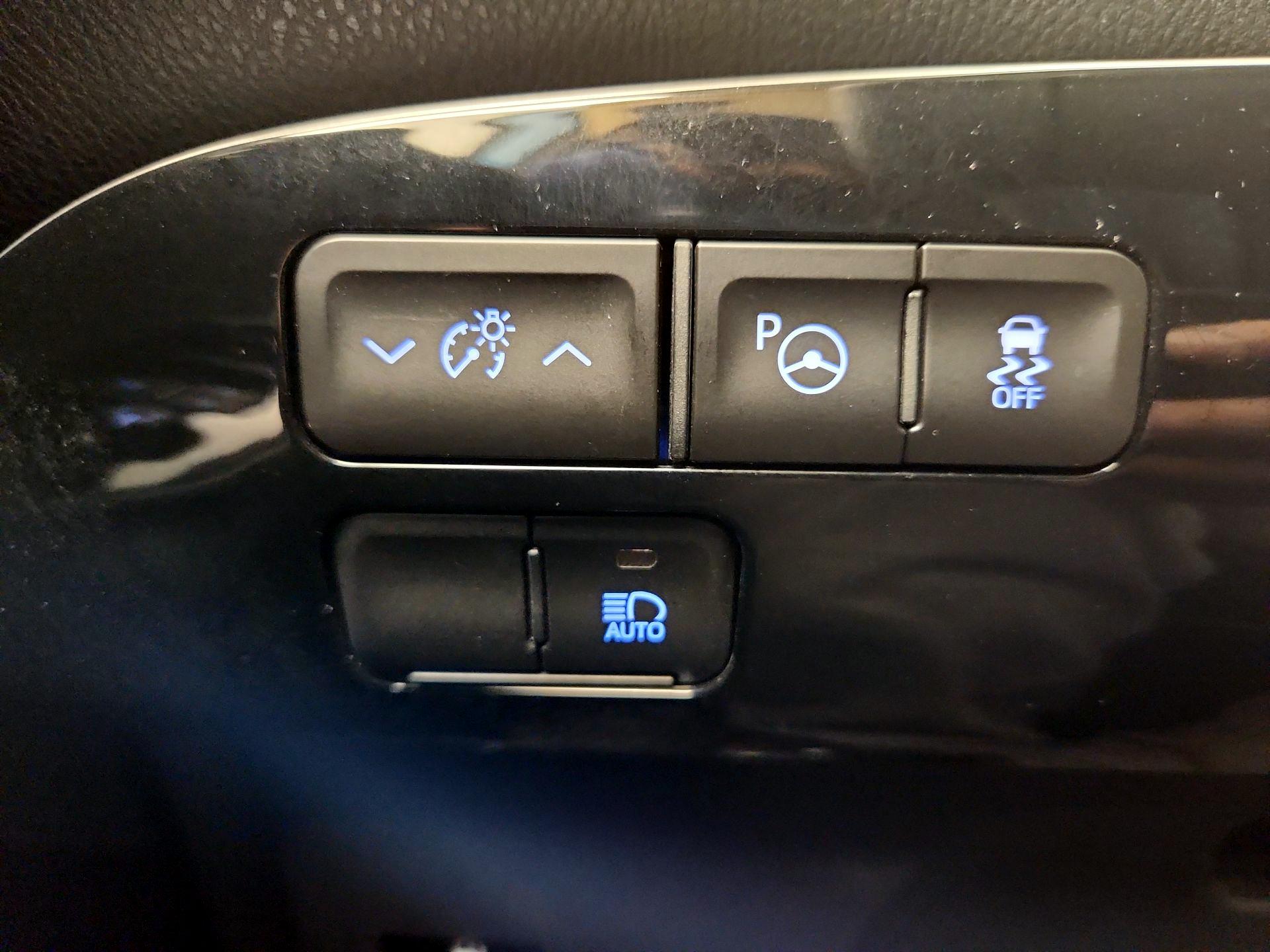 Thumbnail: 2020 Toyota Prius - 13