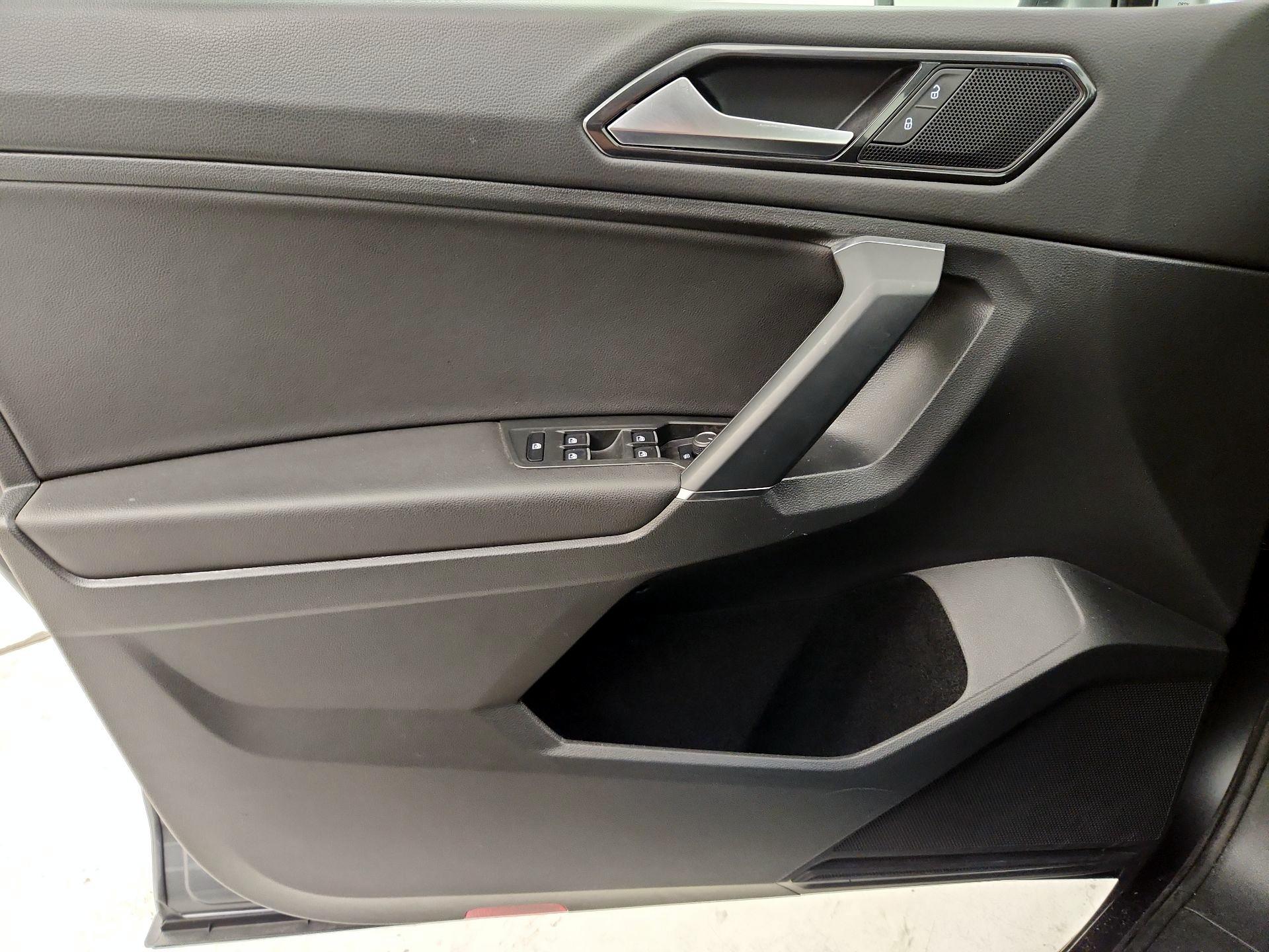 Thumbnail: 2018 Volkswagen Tiguan - 12