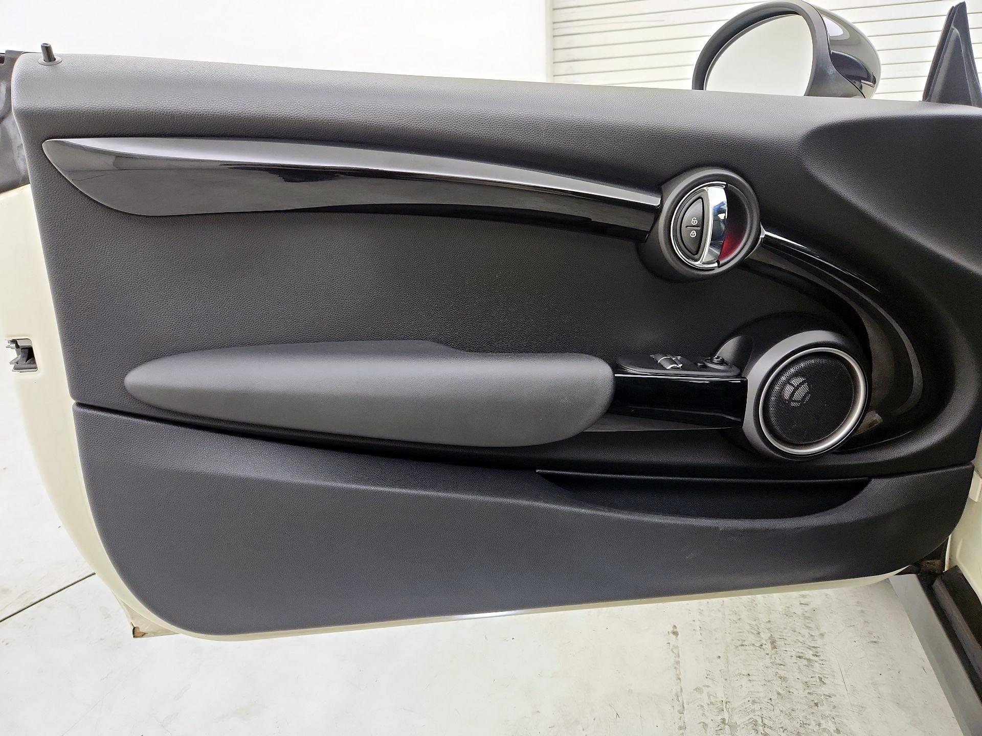 Thumbnail: 2015 MINI Cooper Hardtop - 12