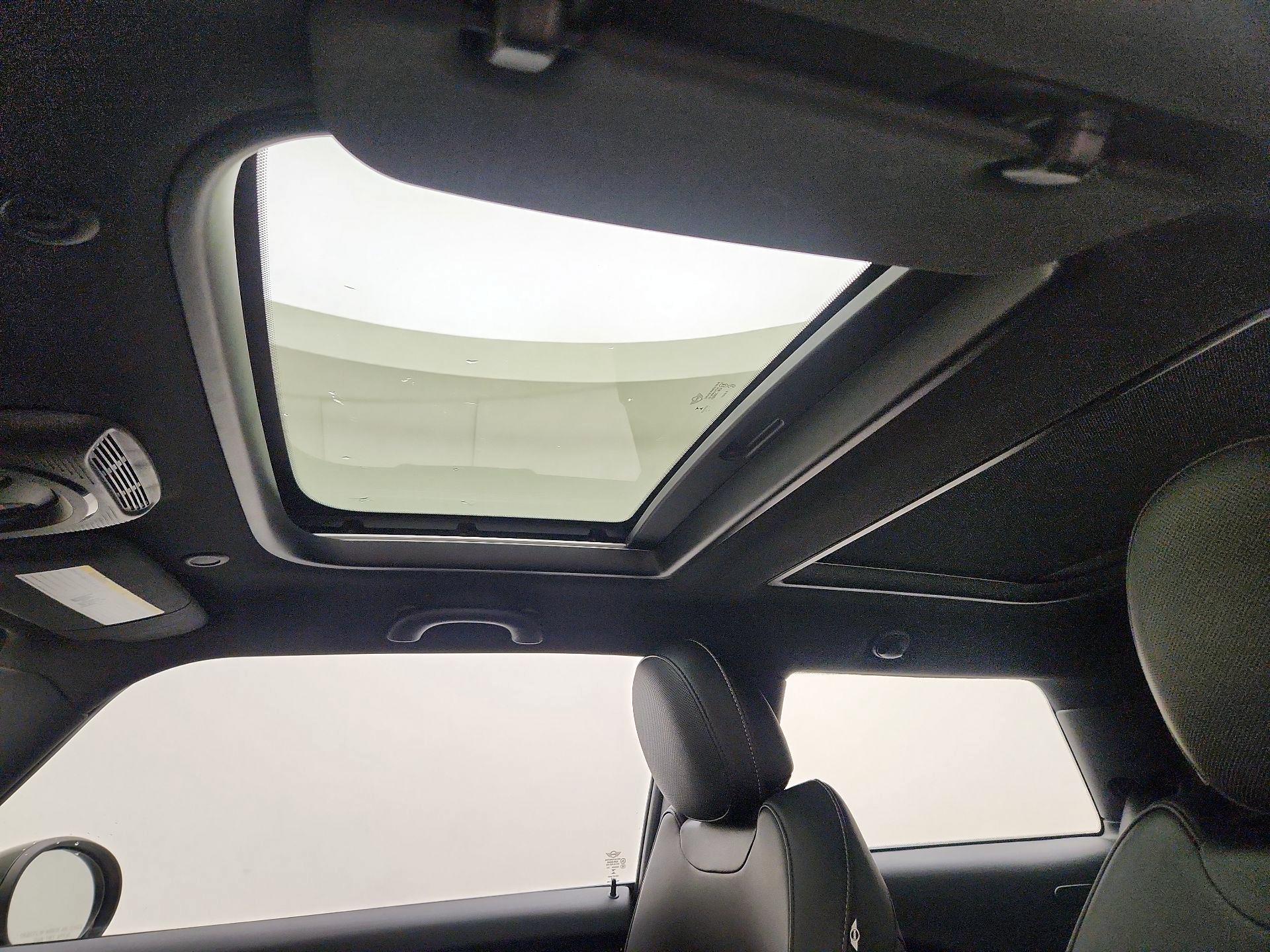 Thumbnail: 2015 MINI Cooper Hardtop - 18
