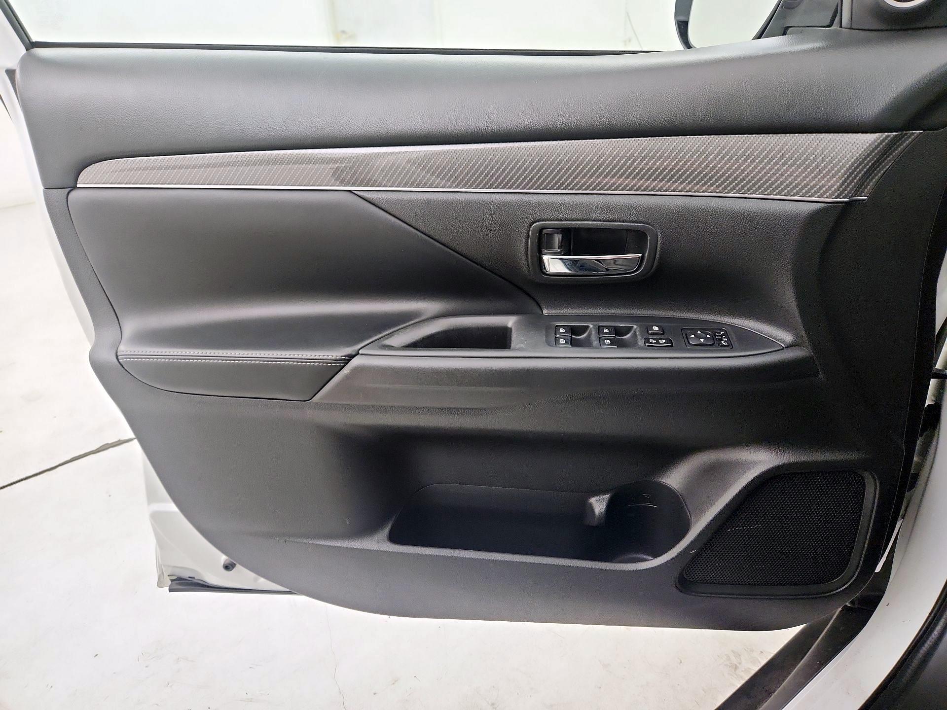 Thumbnail: 2019 Mitsubishi Outlander - 12