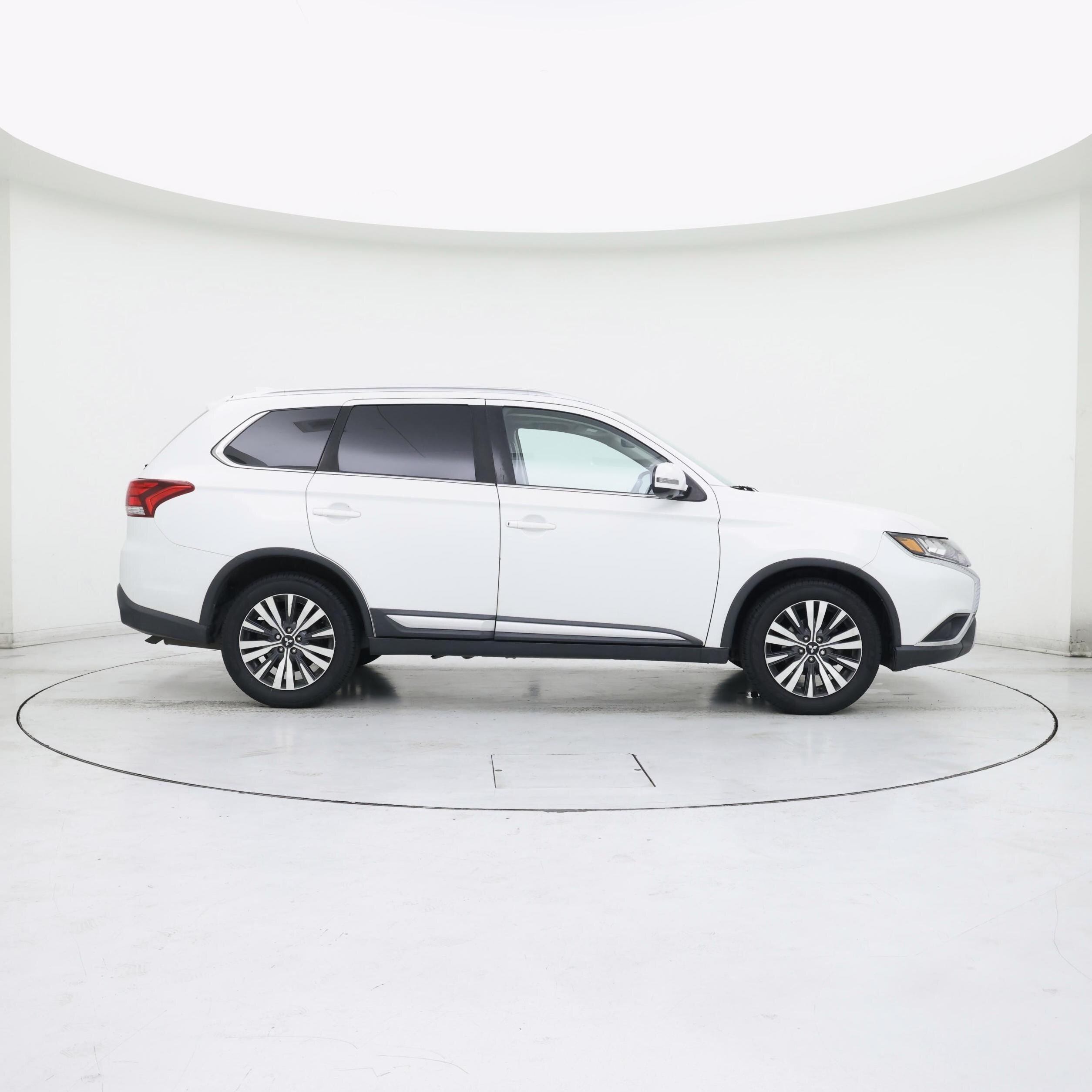 Thumbnail: 2019 Mitsubishi Outlander - 7