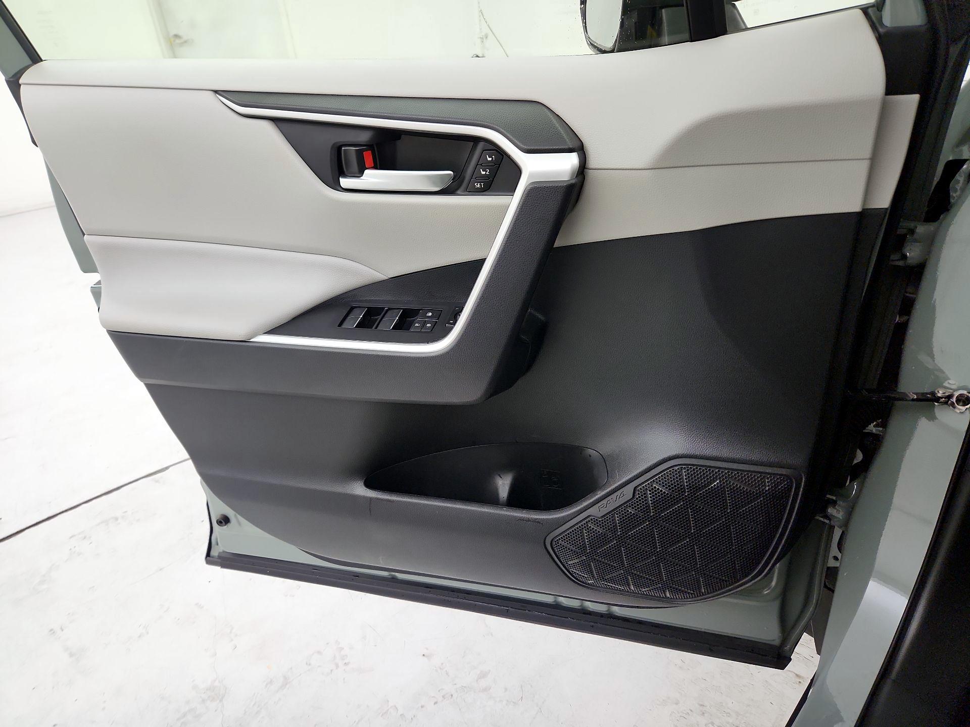 Thumbnail: 2022 Toyota RAV4 - 12