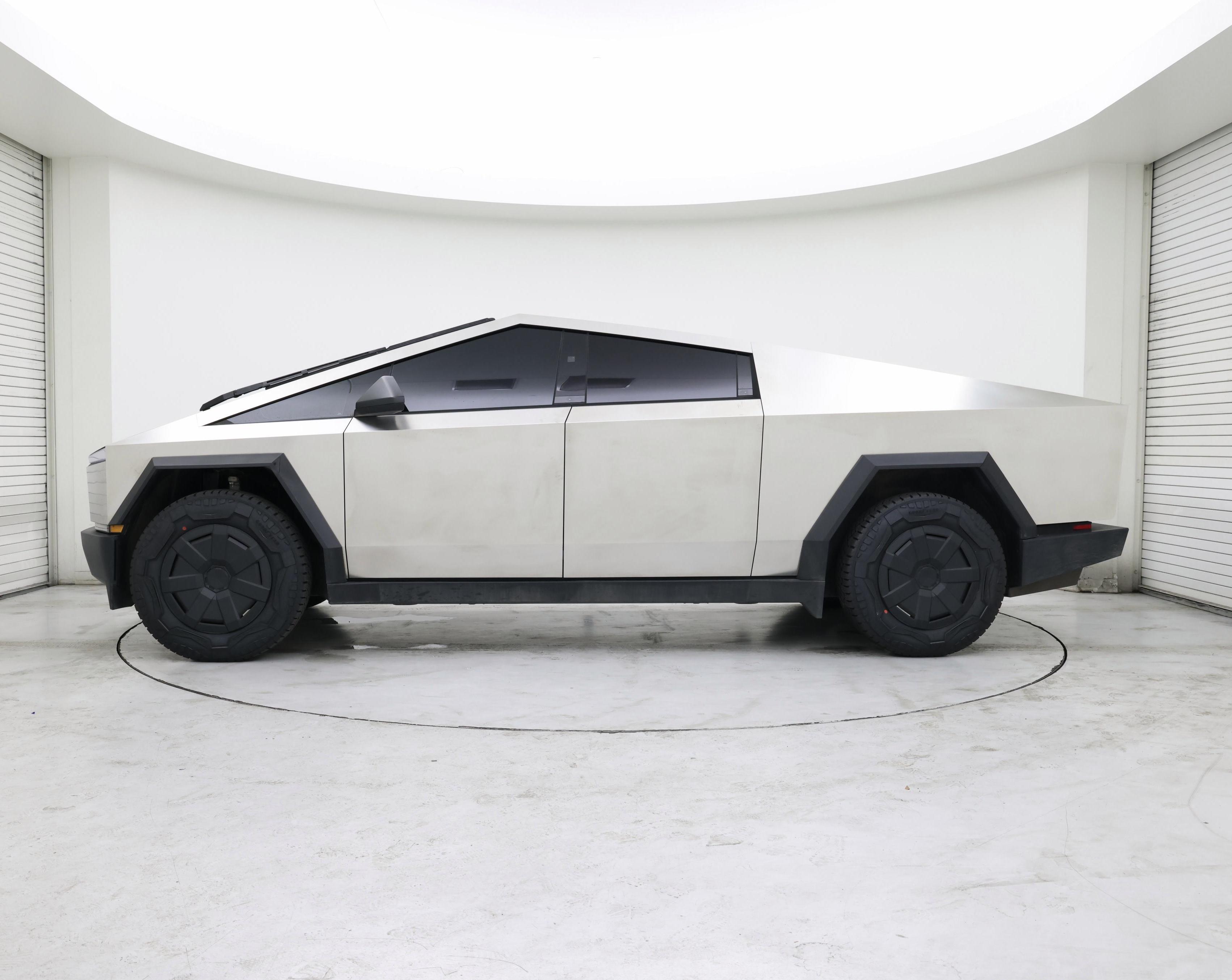 Thumbnail: 2025 Tesla Cybertruck - 3