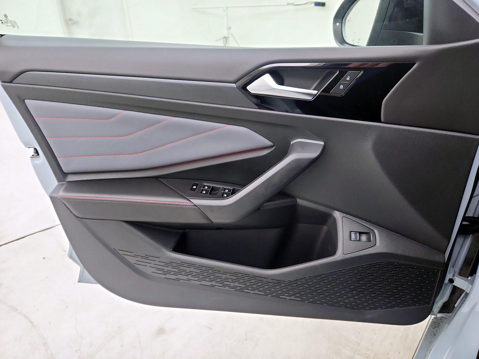 Thumbnail: 2025 Volkswagen Jetta - 12