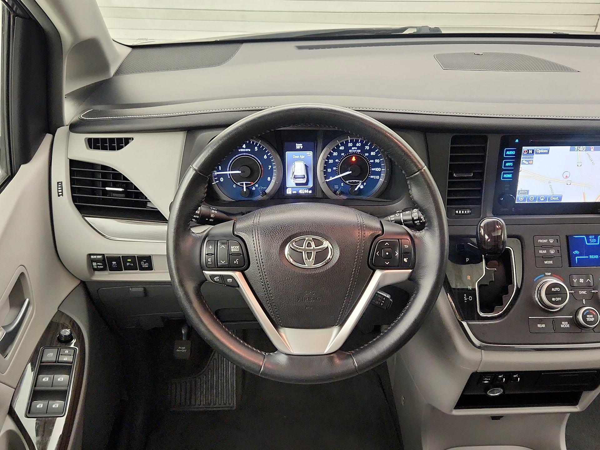 Thumbnail: 2015 Toyota Sienna - 10