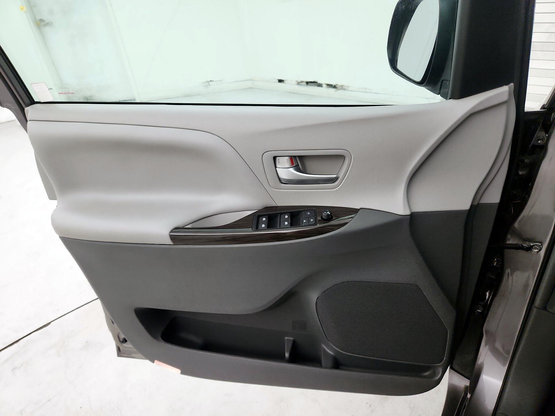 Thumbnail: 2015 Toyota Sienna - 12