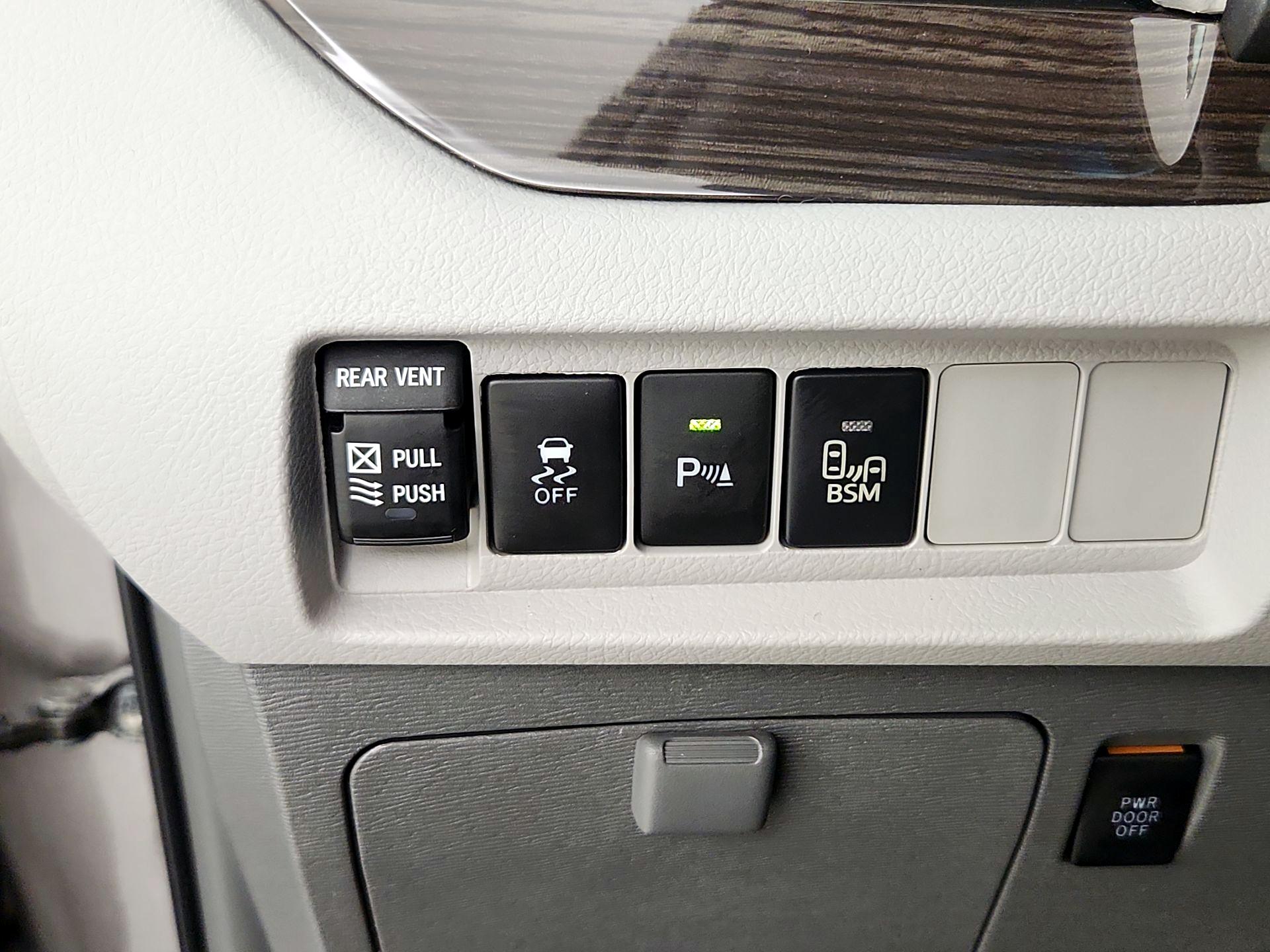 Thumbnail: 2015 Toyota Sienna - 13