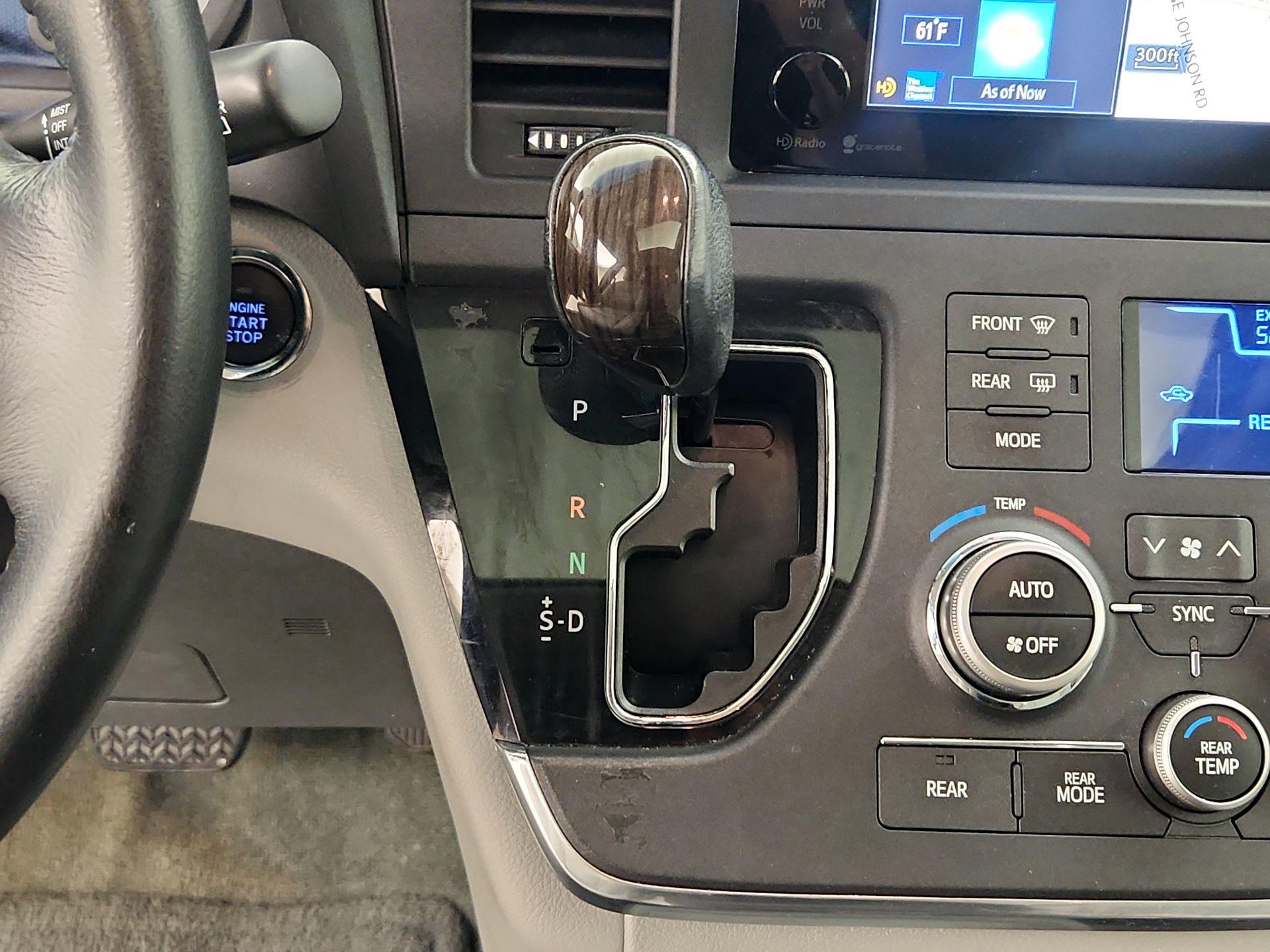 Thumbnail: 2015 Toyota Sienna - 18