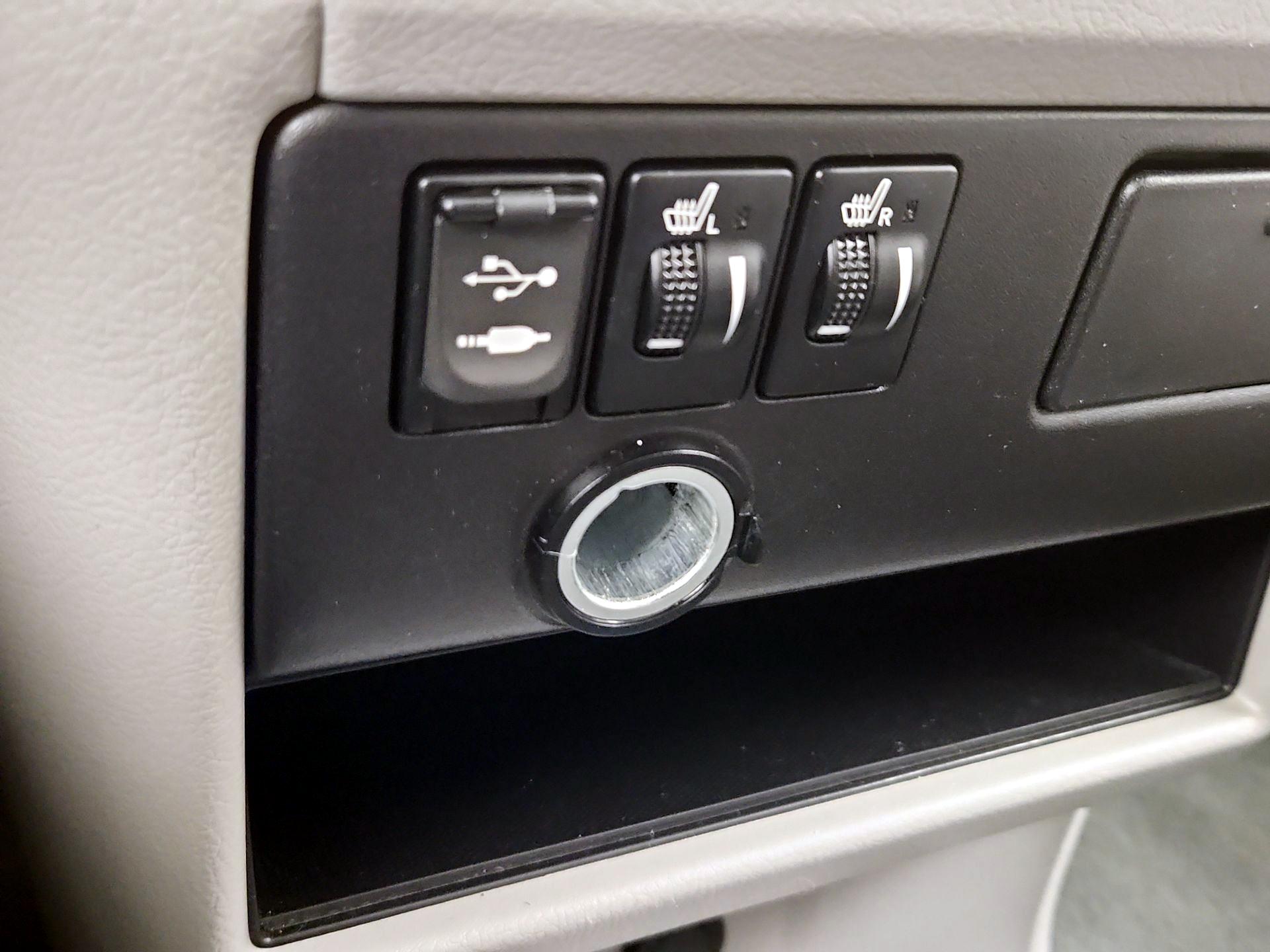 Thumbnail: 2015 Toyota Sienna - 19