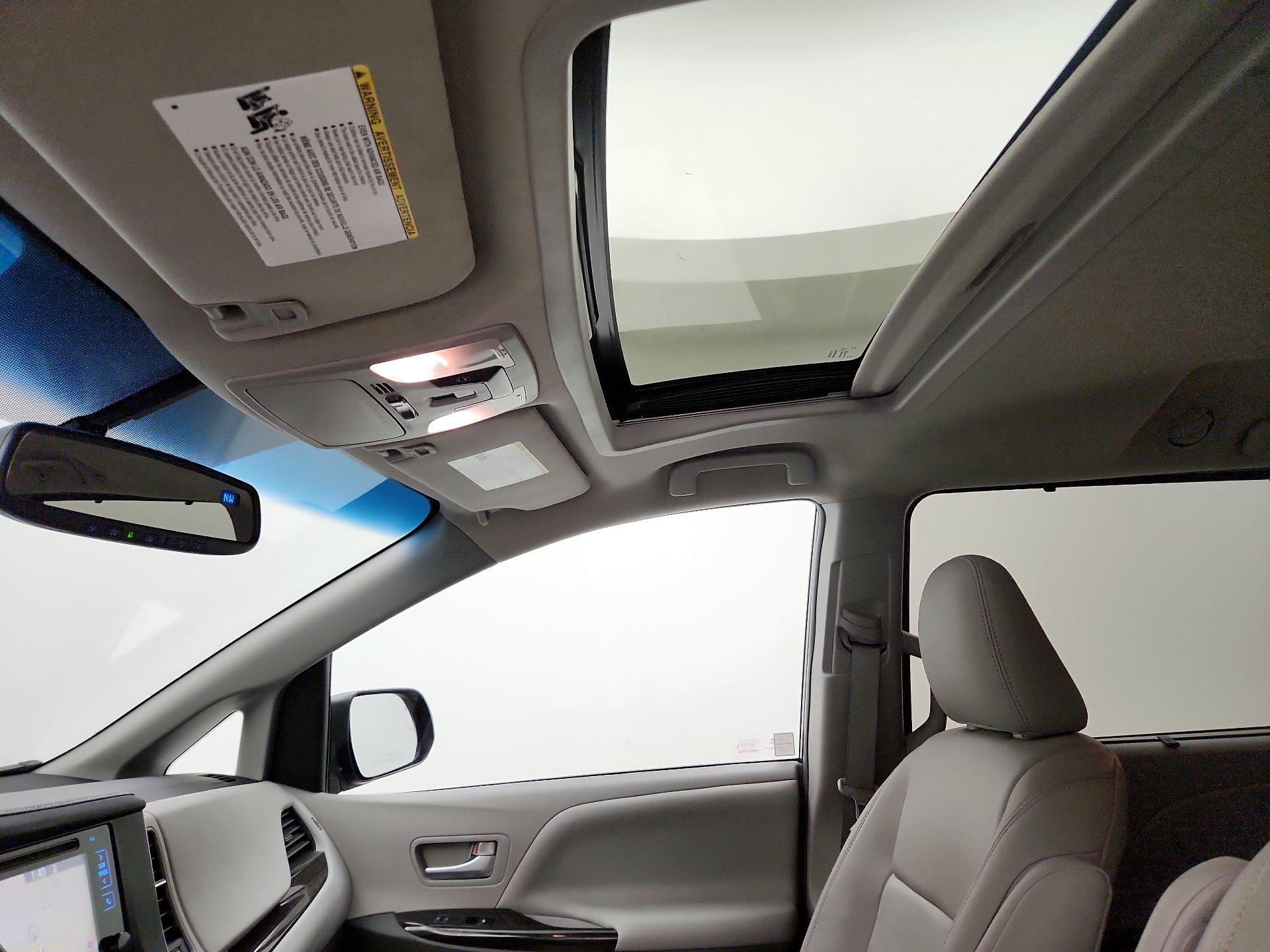 Thumbnail: 2015 Toyota Sienna - 20