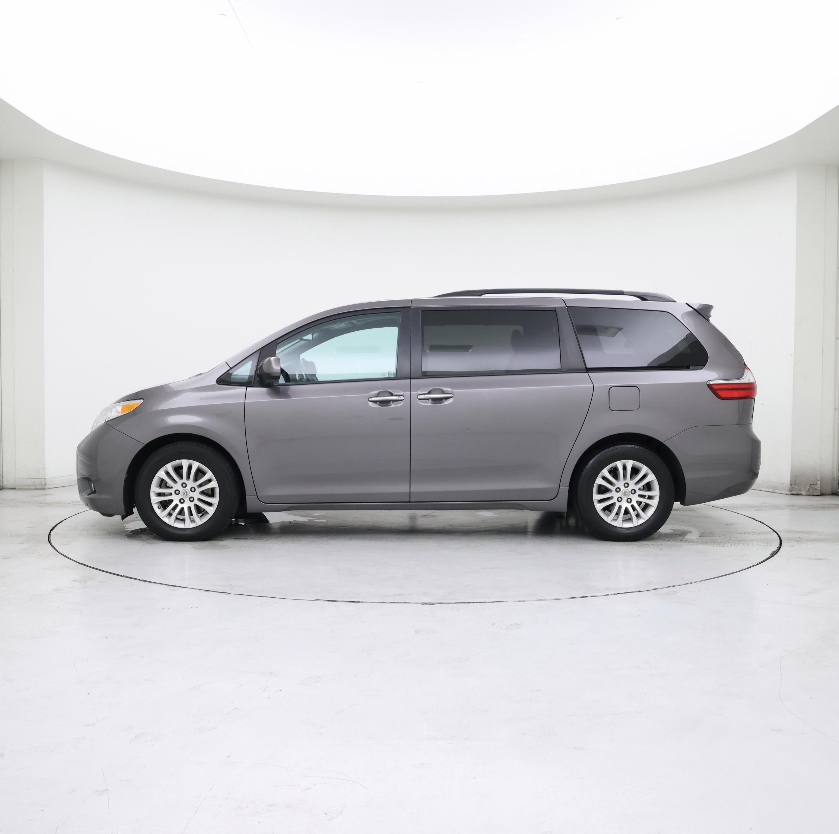 Thumbnail: 2015 Toyota Sienna - 3