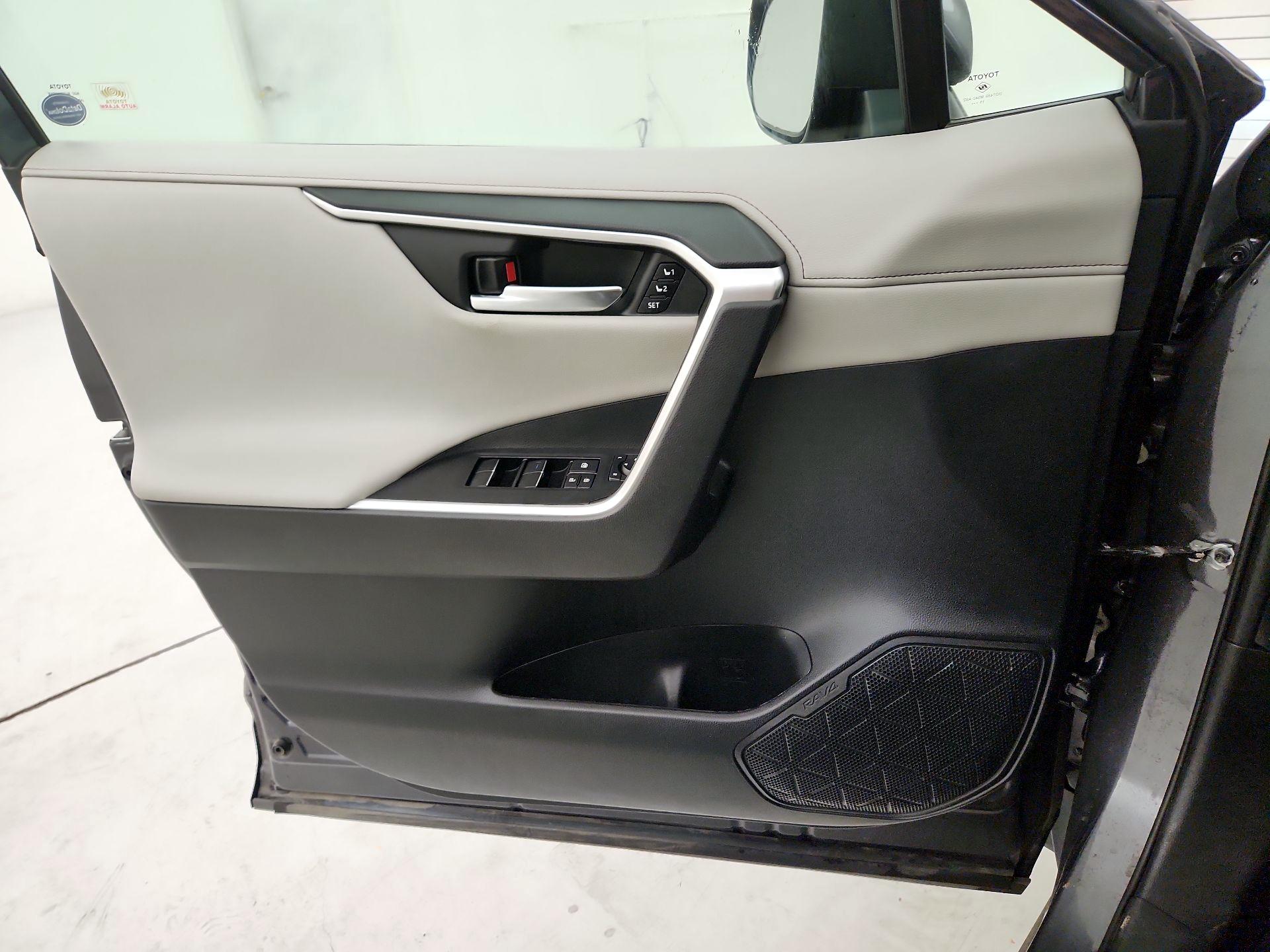 Thumbnail: 2020 Toyota RAV4 - 12