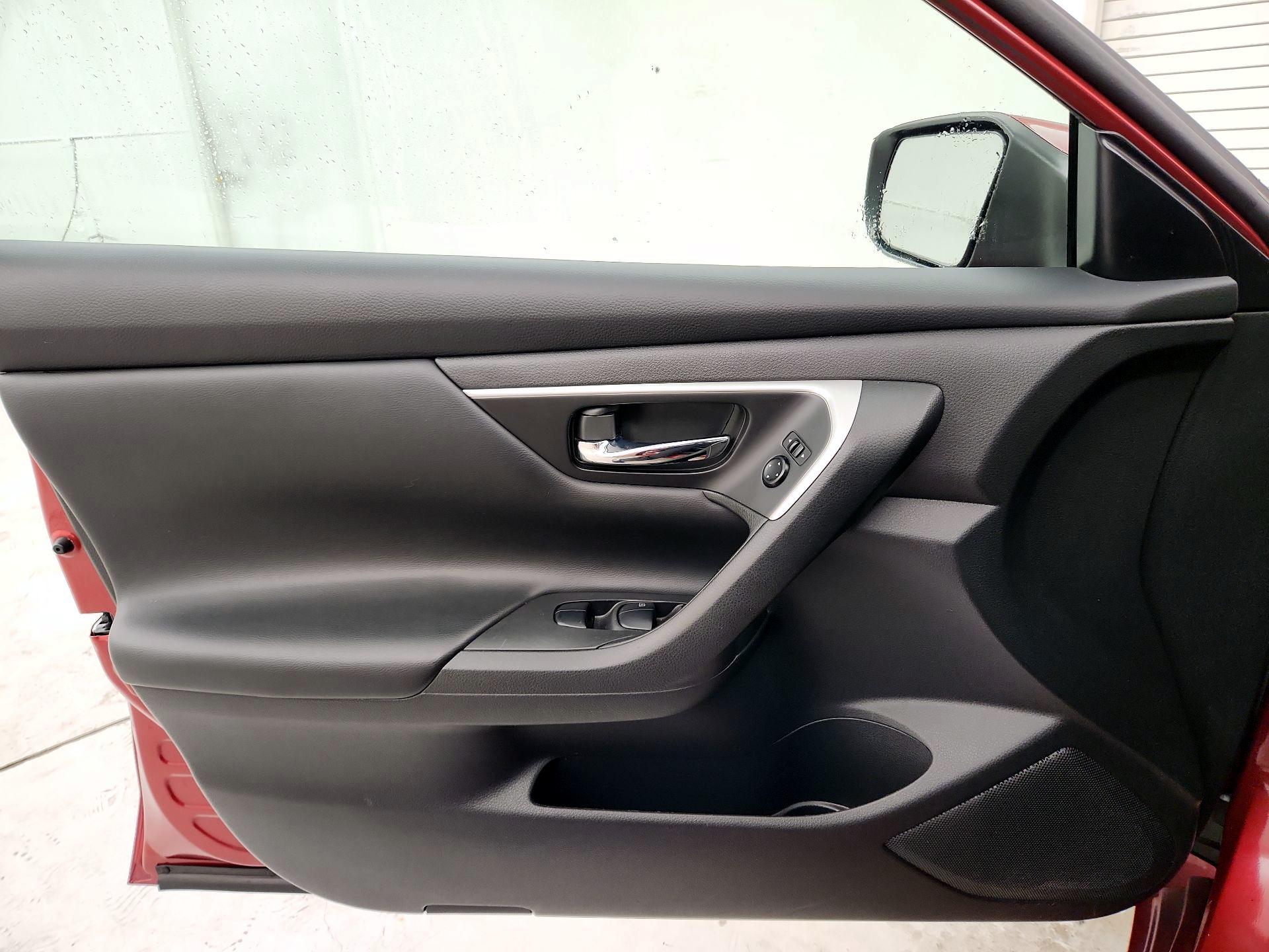 Thumbnail: 2016 Nissan Altima - 12