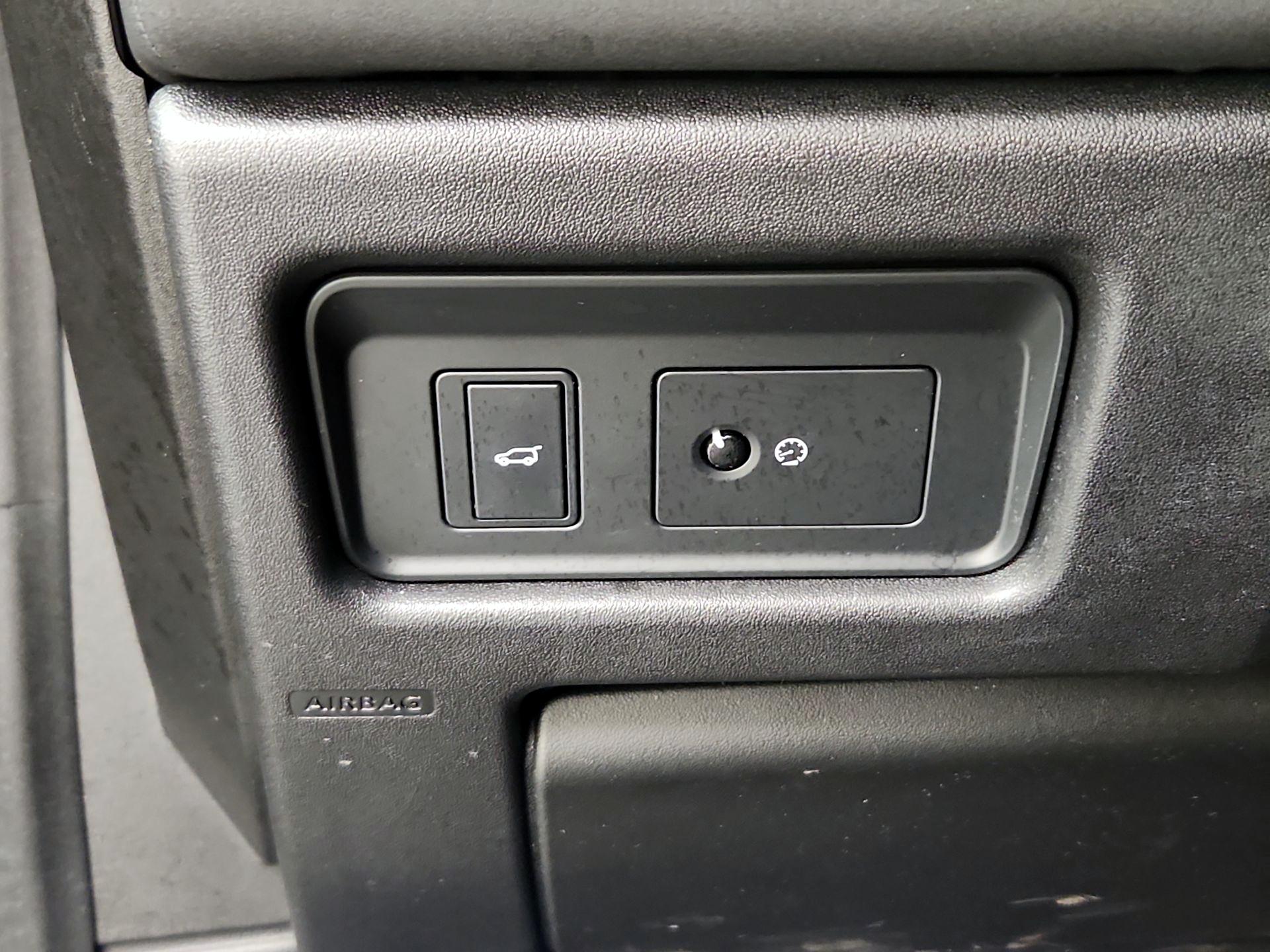 Thumbnail: 2017 Land Rover Discovery Sport - 13