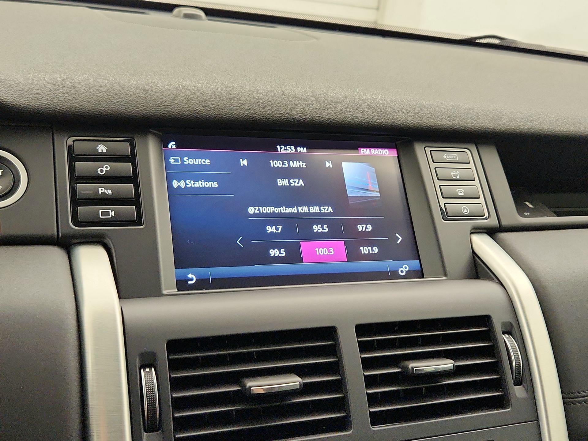 Thumbnail: 2017 Land Rover Discovery Sport - 16