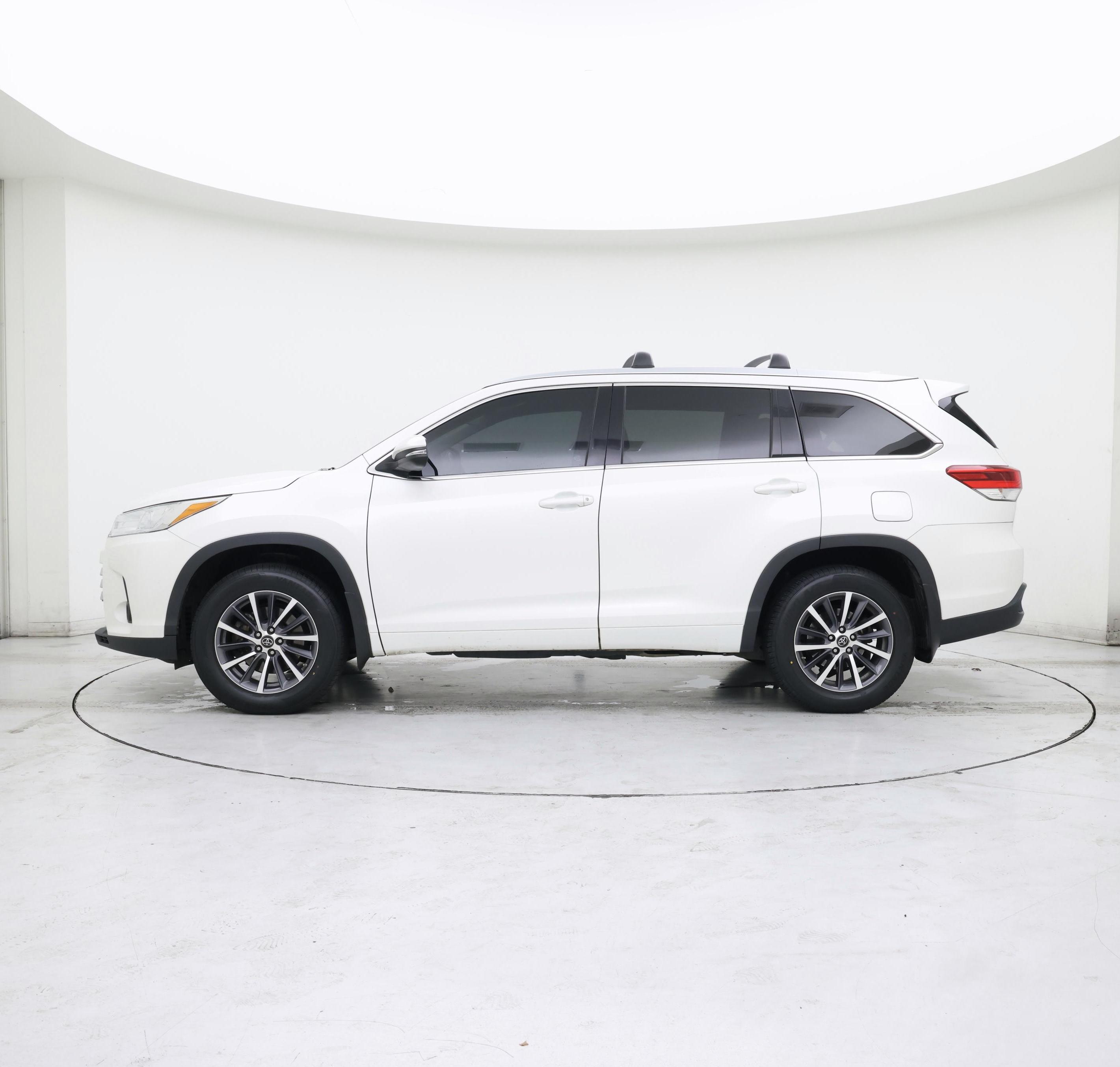 Thumbnail: 2017 Toyota Highlander - 3