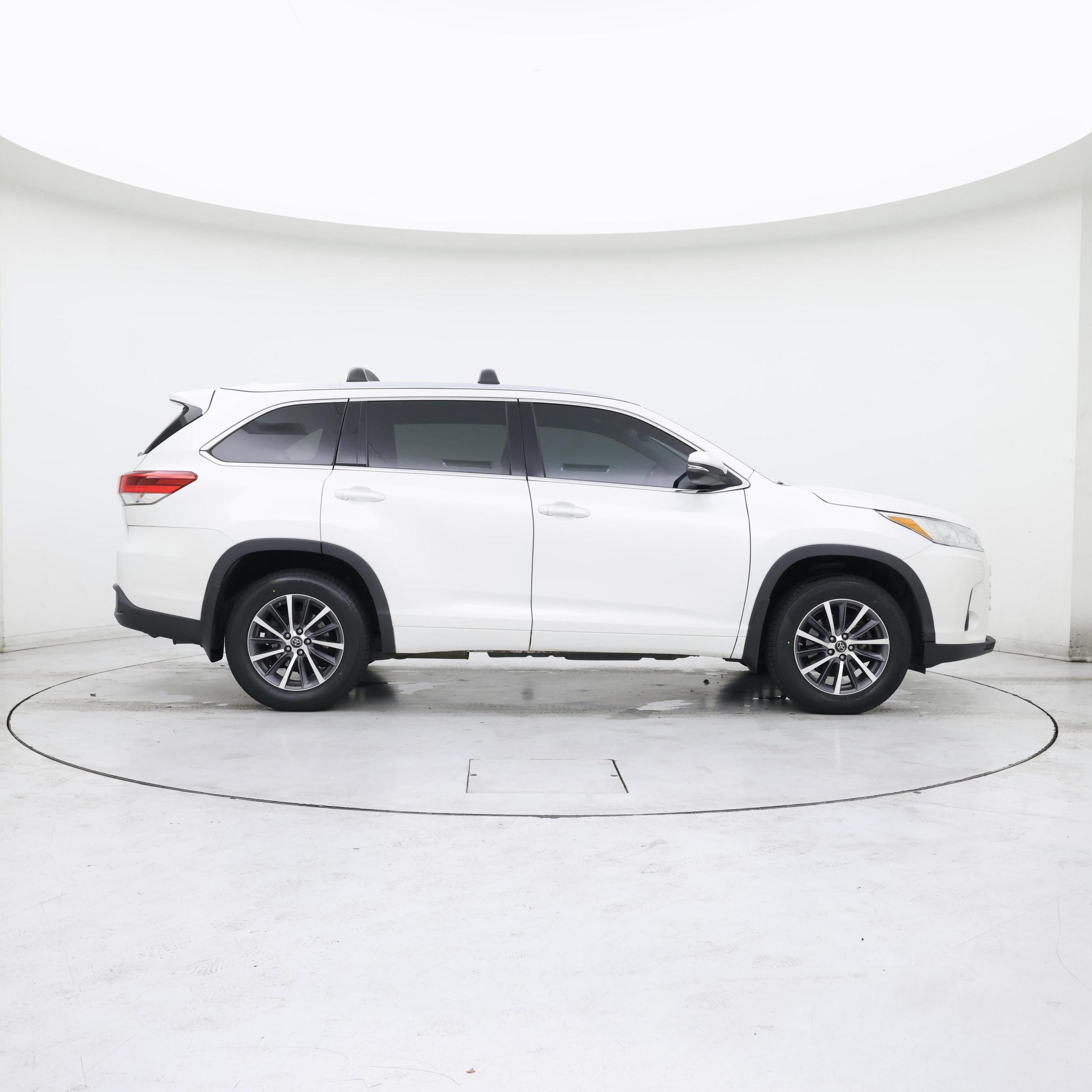 Thumbnail: 2017 Toyota Highlander - 7