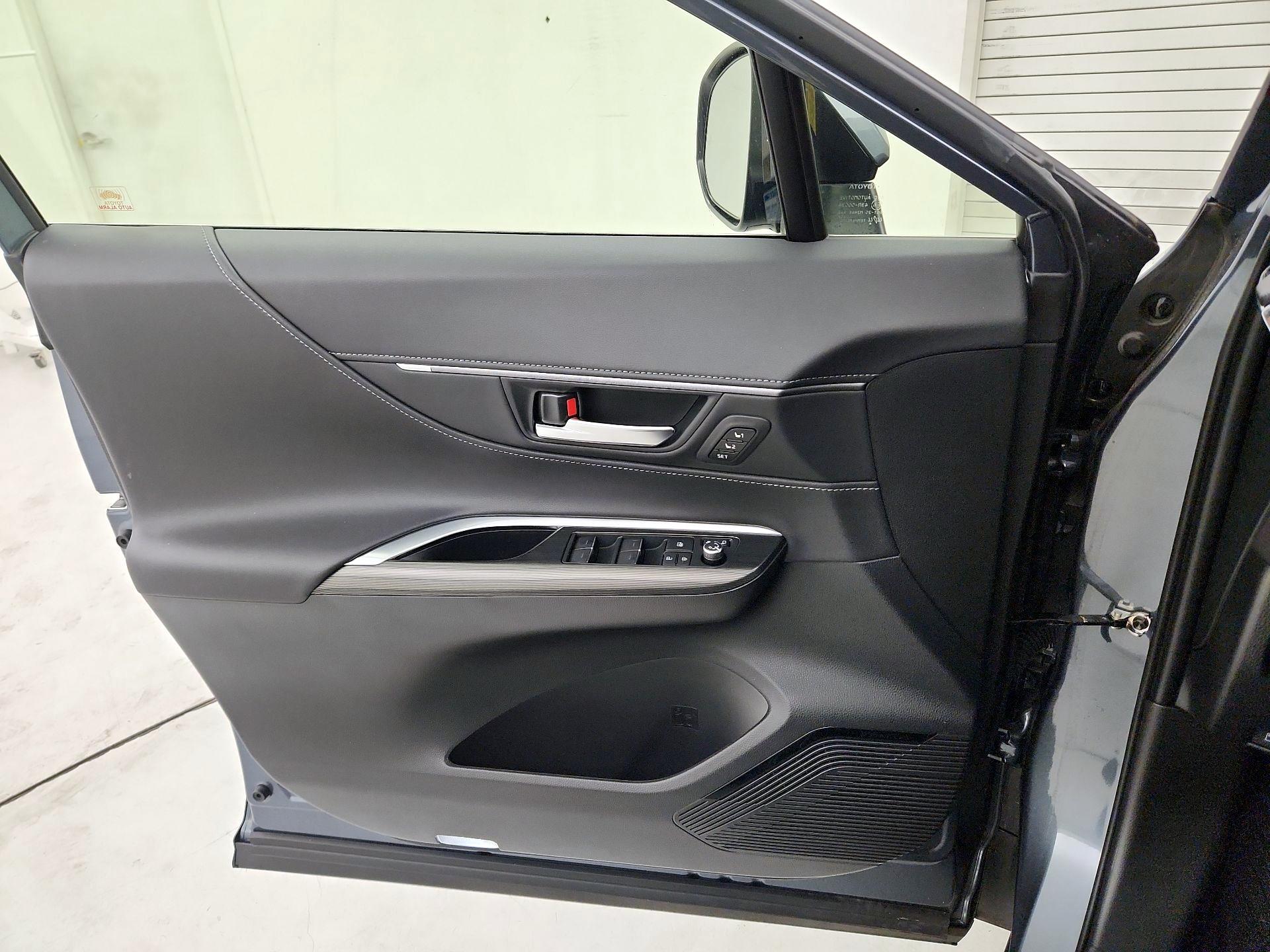 Thumbnail: 2021 Toyota Venza - 12