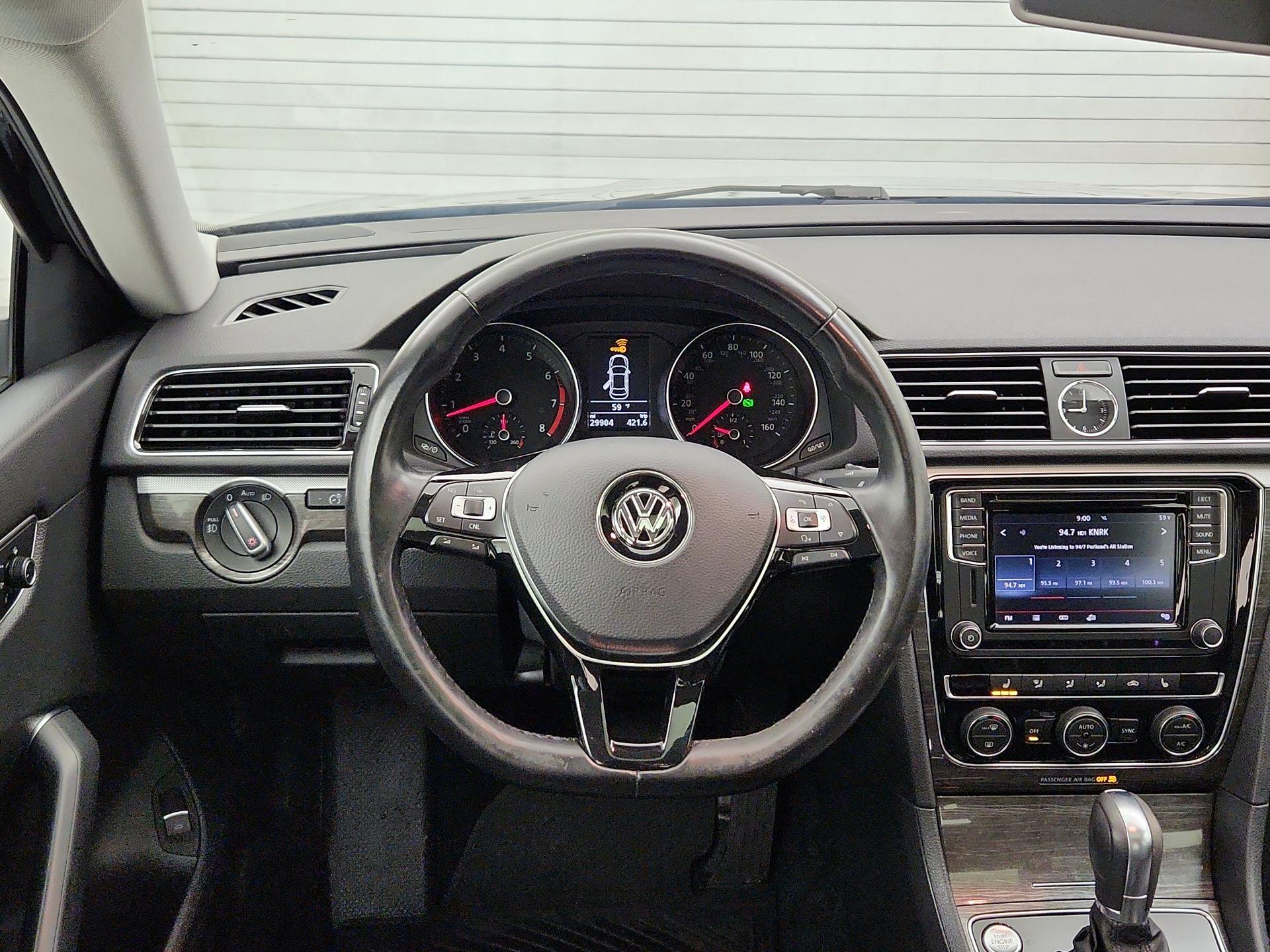 Thumbnail: 2017 Volkswagen Passat - 10