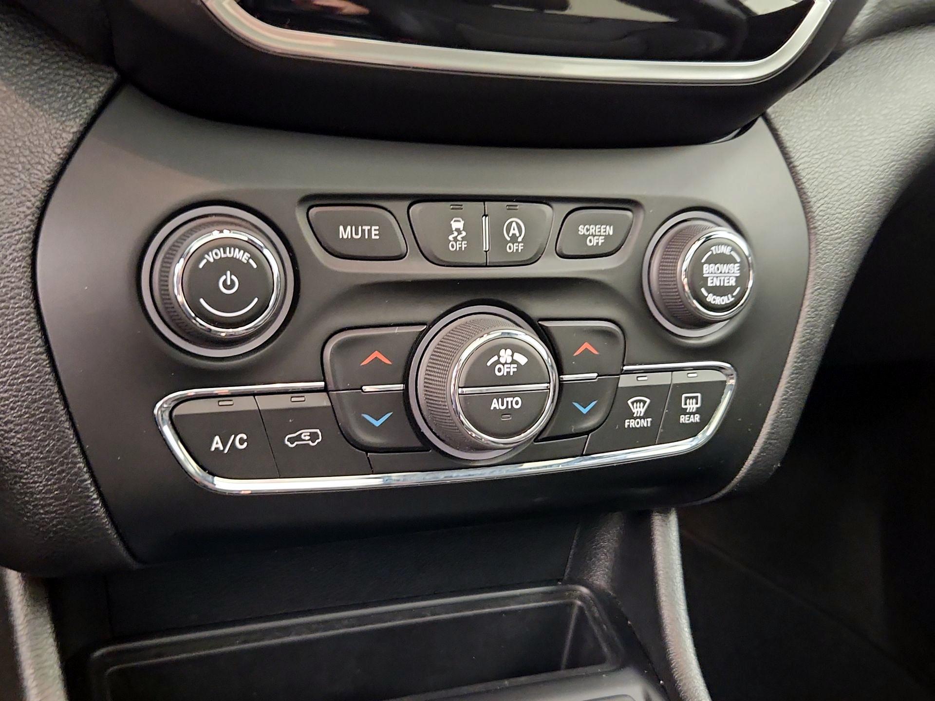 Thumbnail: 2020 Jeep Cherokee - 17