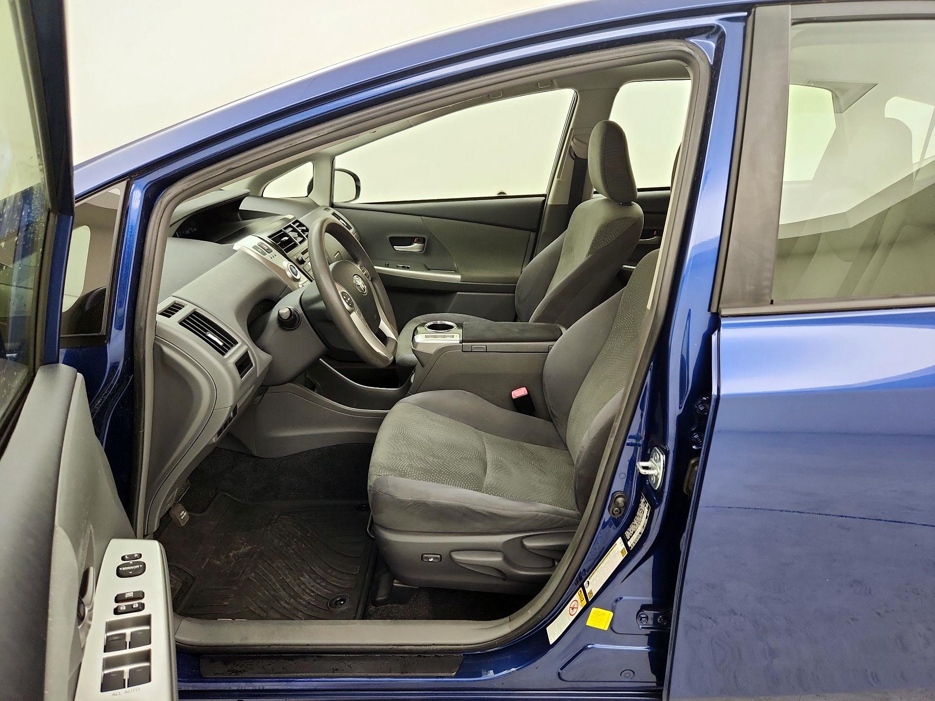 Thumbnail: 2014 Toyota Prius v - 11