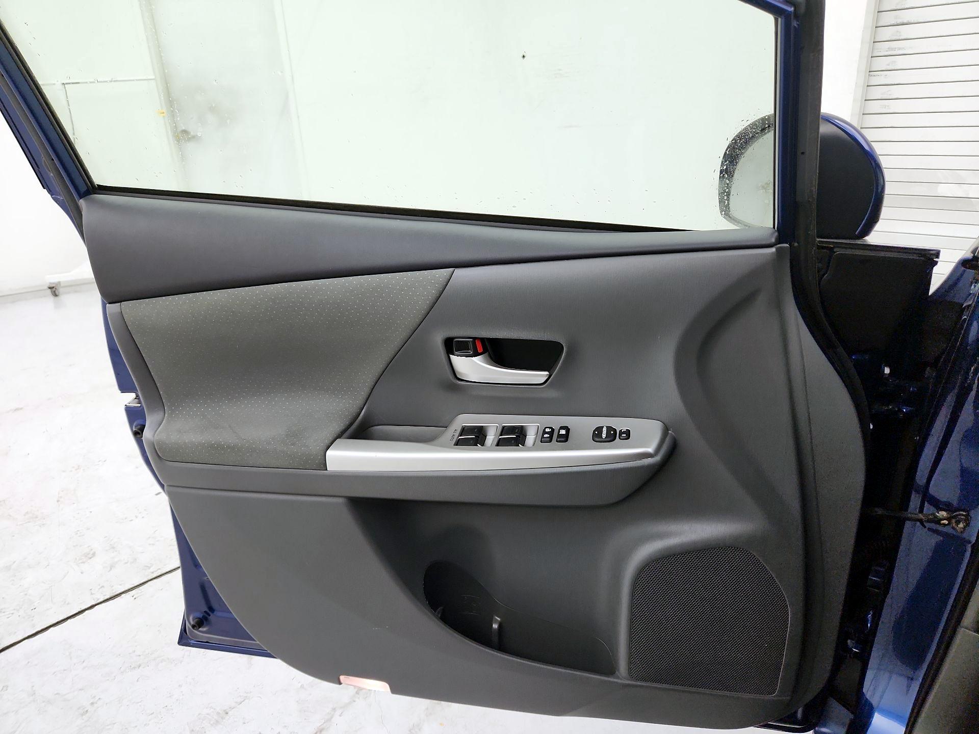 Thumbnail: 2014 Toyota Prius v - 12