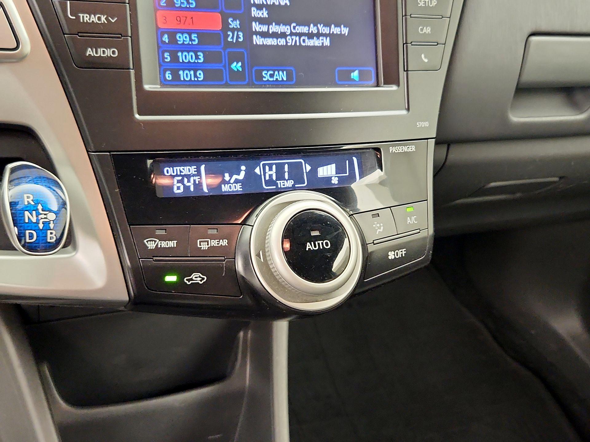 Thumbnail: 2014 Toyota Prius v - 15