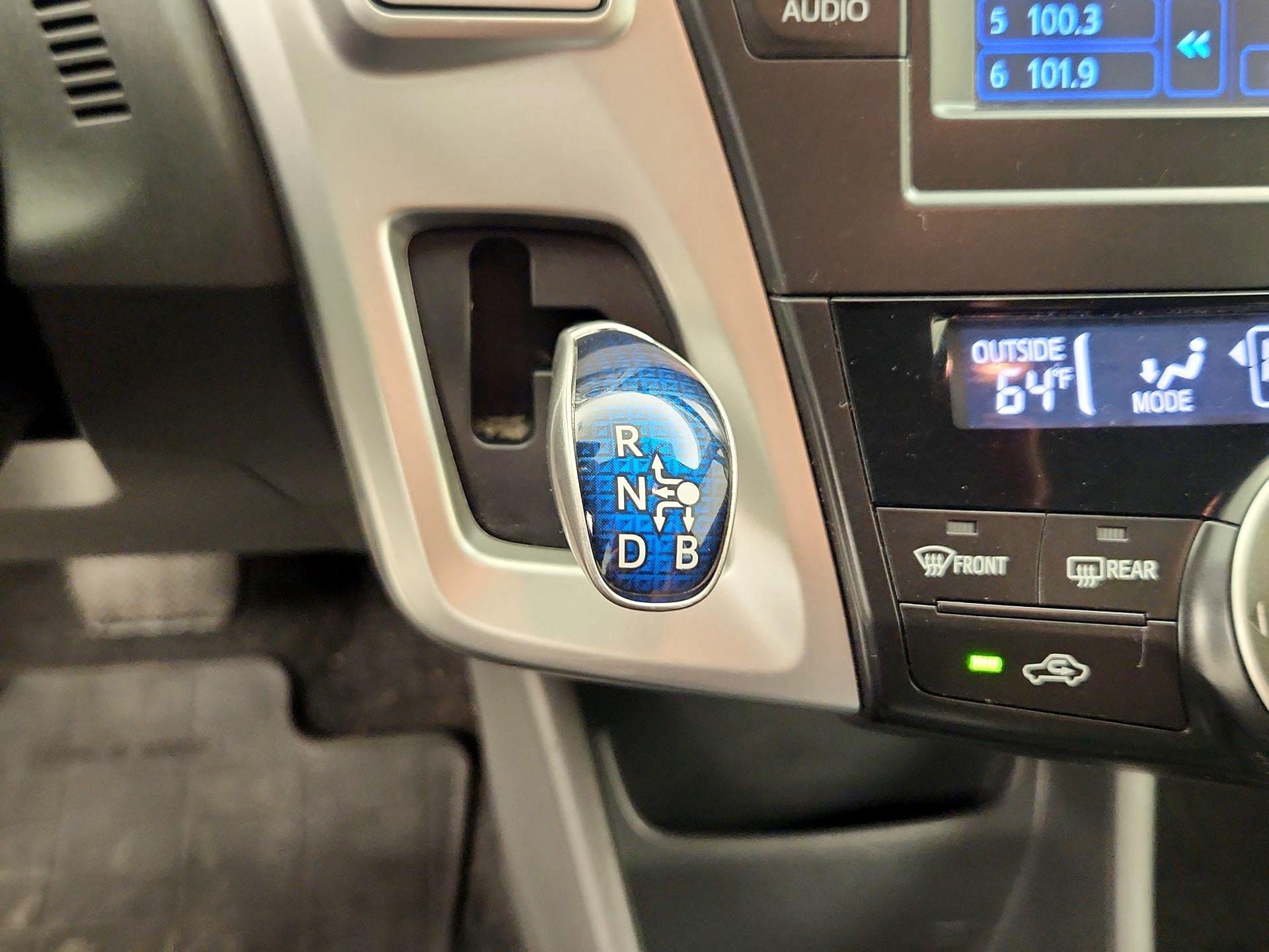 Thumbnail: 2014 Toyota Prius v - 16