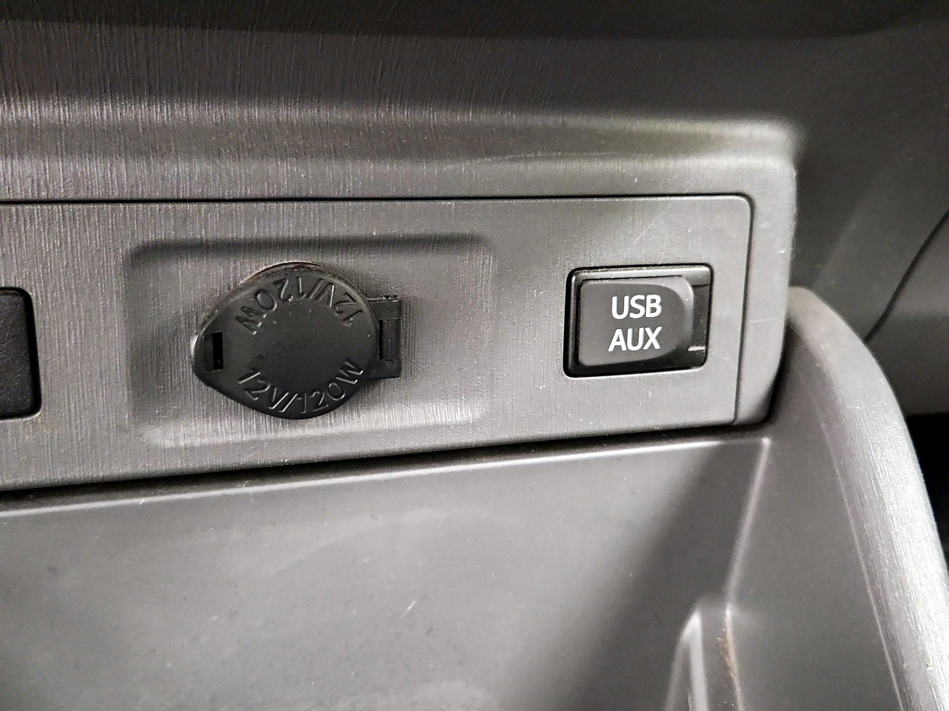 Thumbnail: 2014 Toyota Prius v - 17