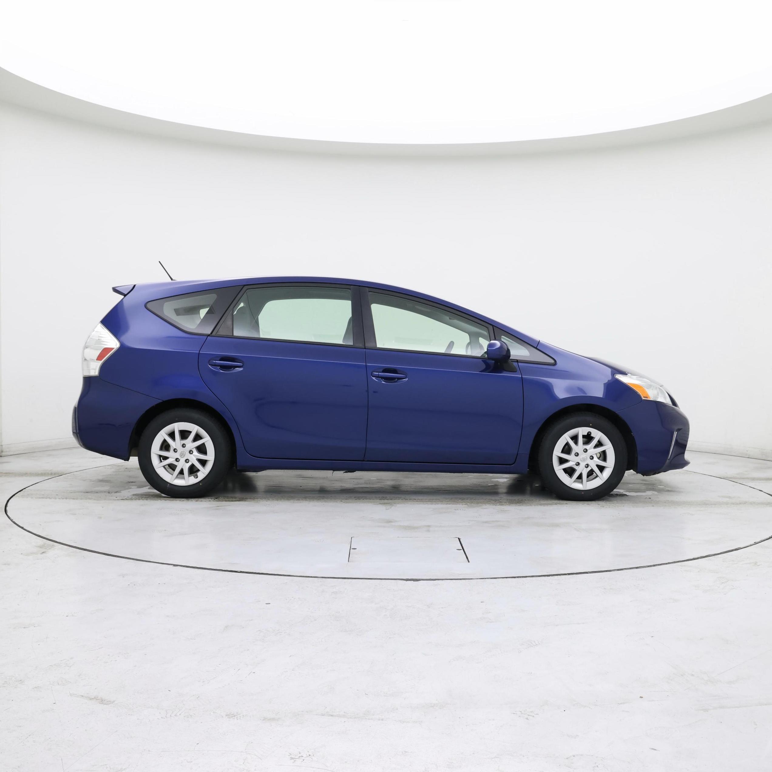 Thumbnail: 2014 Toyota Prius v - 7