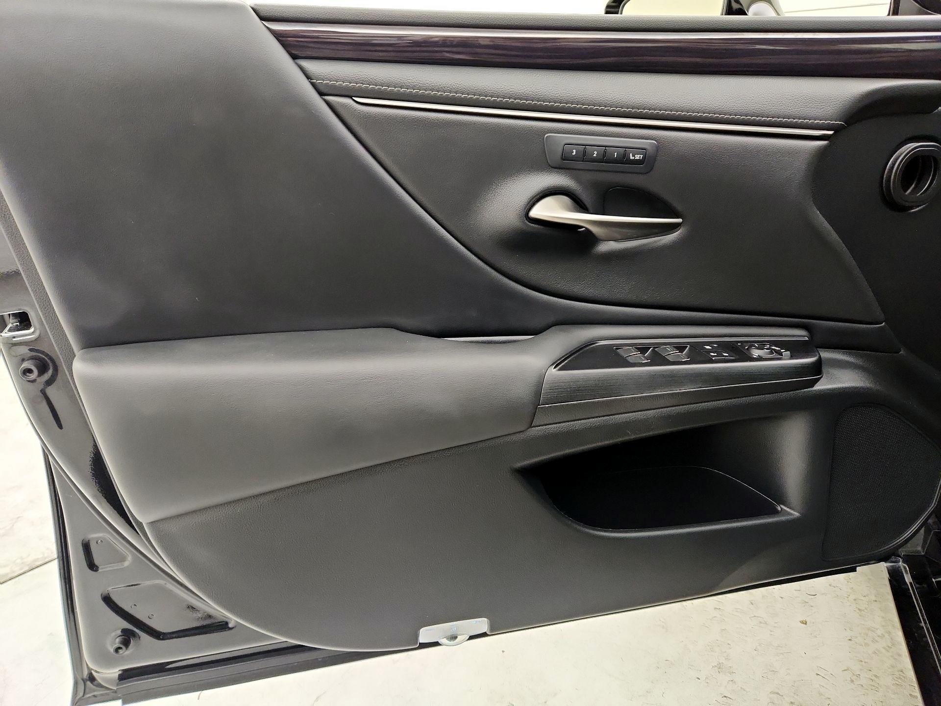 Thumbnail: 2021 Lexus ES - 12